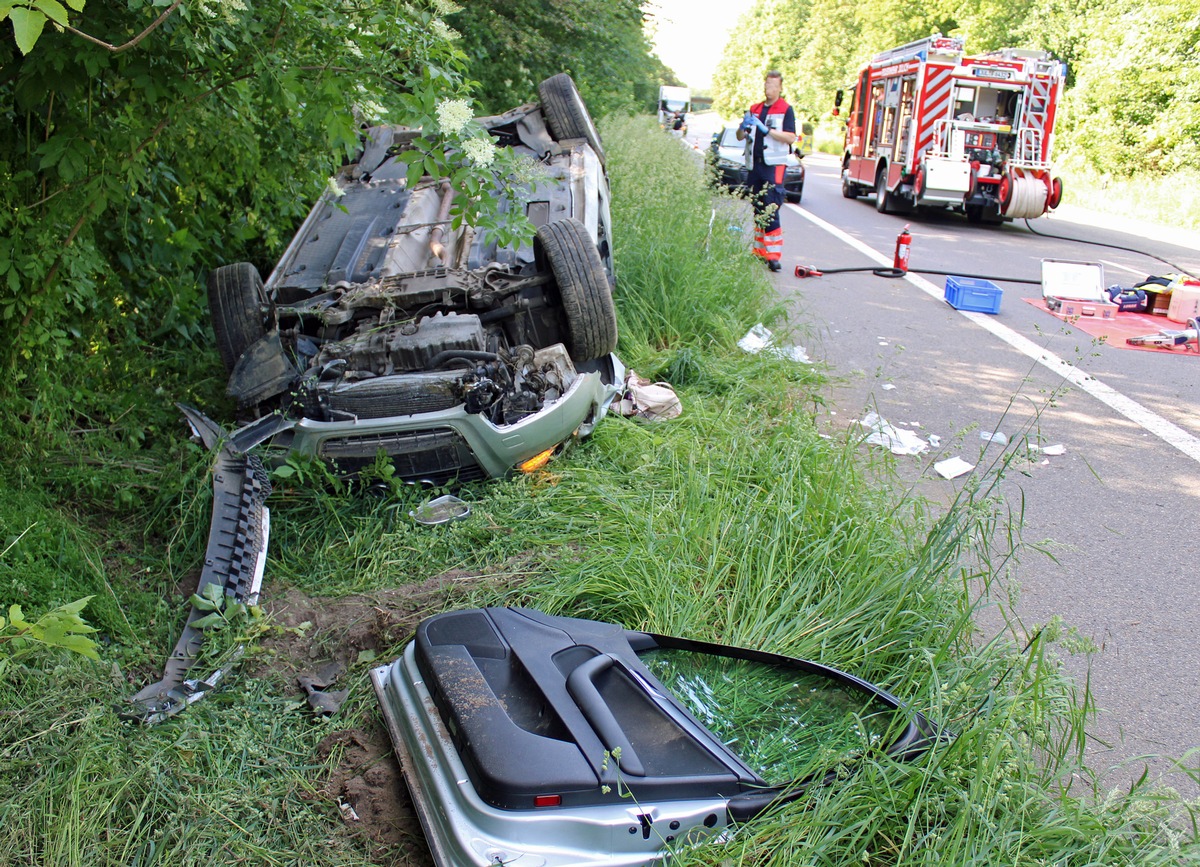 Titz, NRW: Auto überschlägt sich mehrfach – Fahrerin (66) schwer verletzt