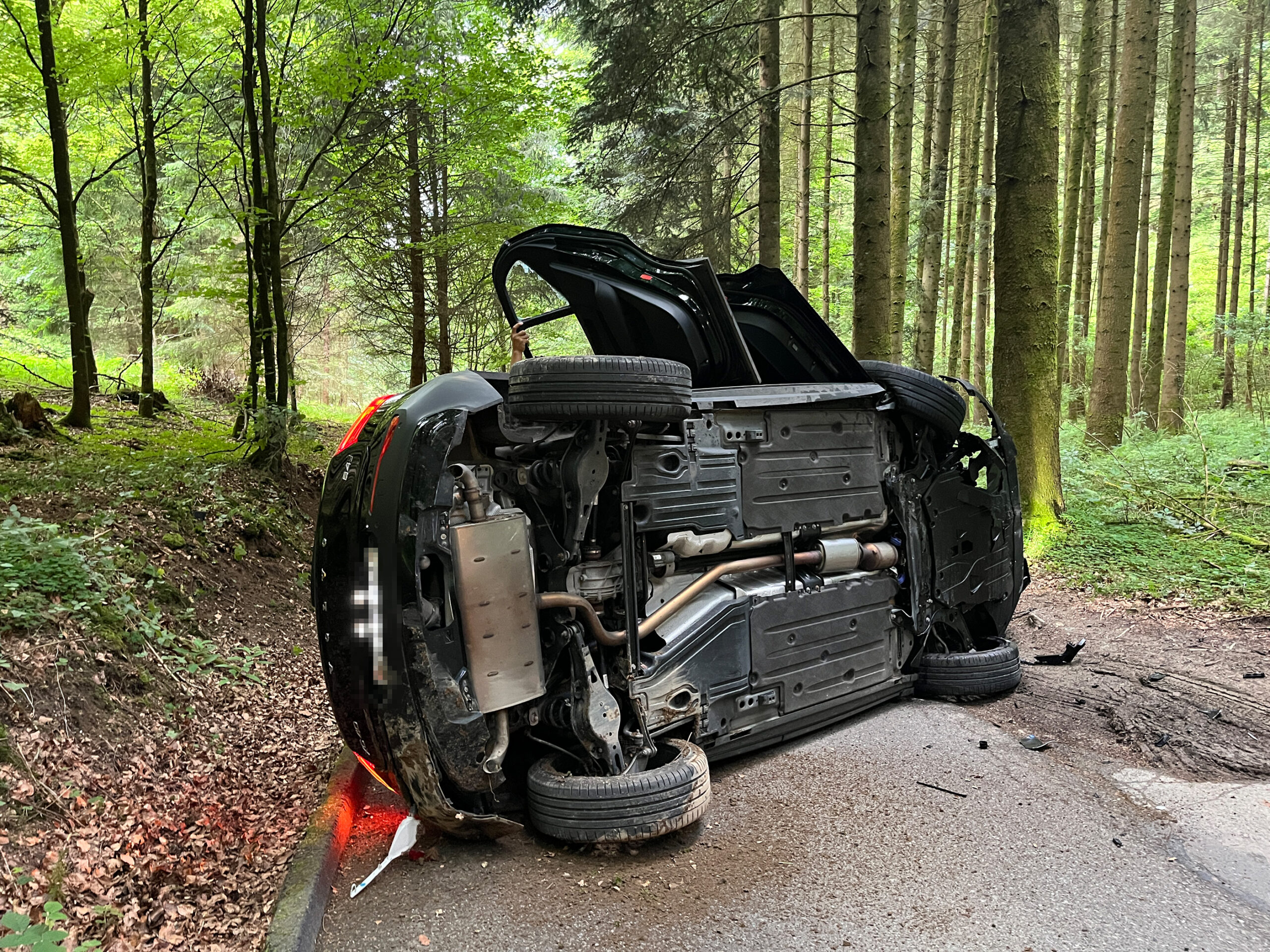 Krauchthal BE: Auto überschlägt sich nach Frontalkollision –
