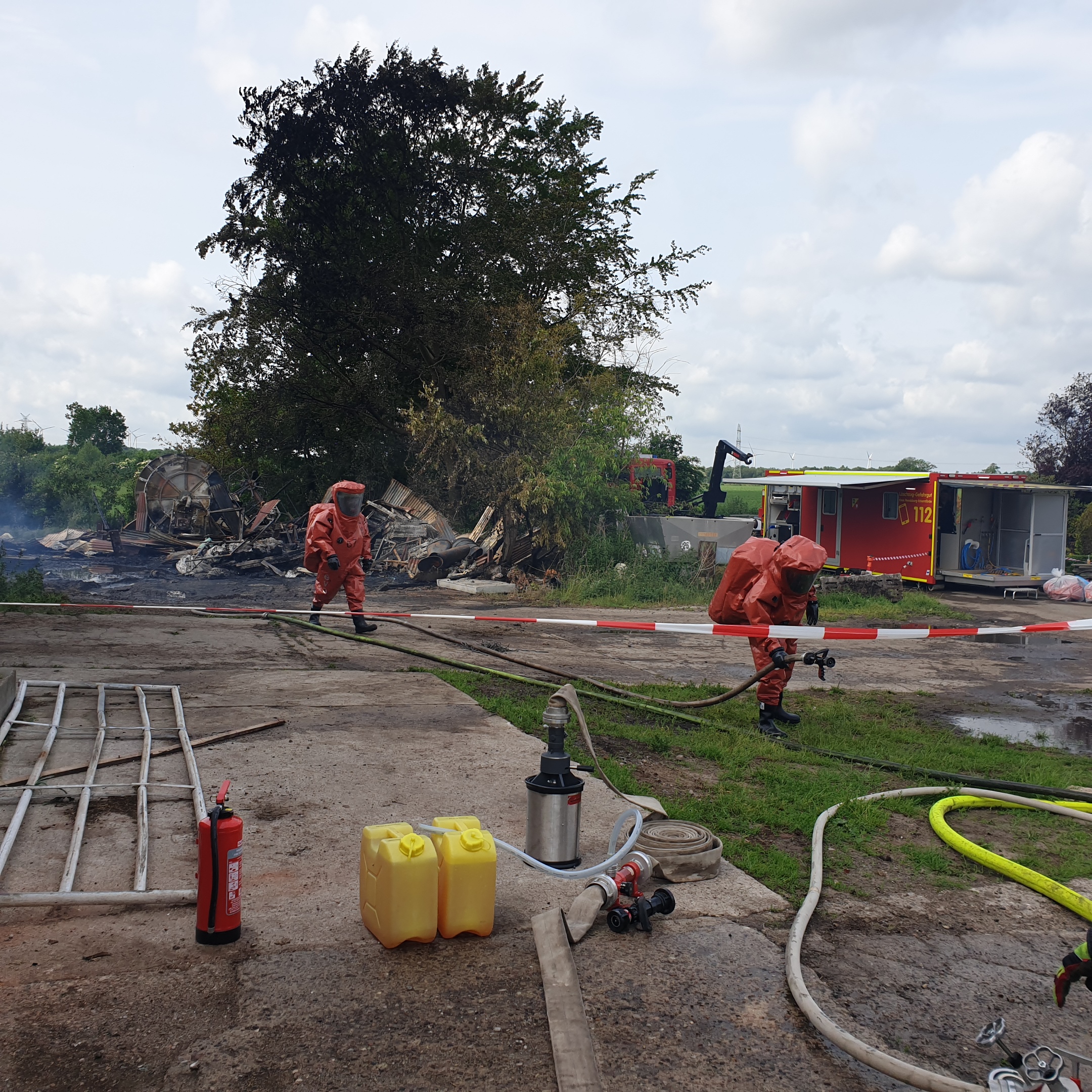 Padenstedt, Schleswig-Holstein: Gefahrstoffe nach Hofbrand u