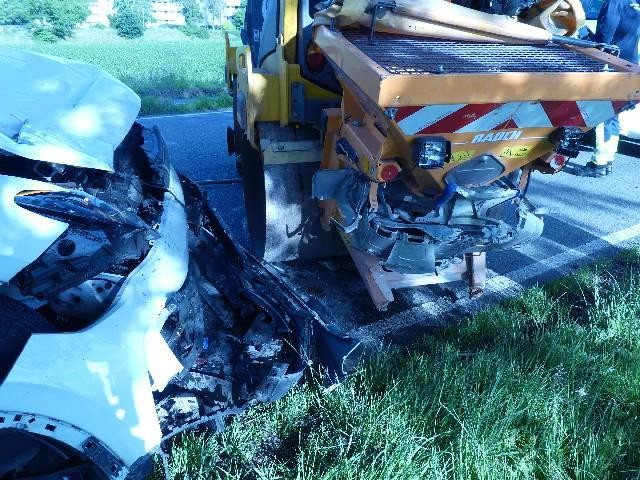Stotel-Niedersachsen-Auto-kracht-auf-Asphaltwalze-Schaden-von-ber-50-000-Euro
