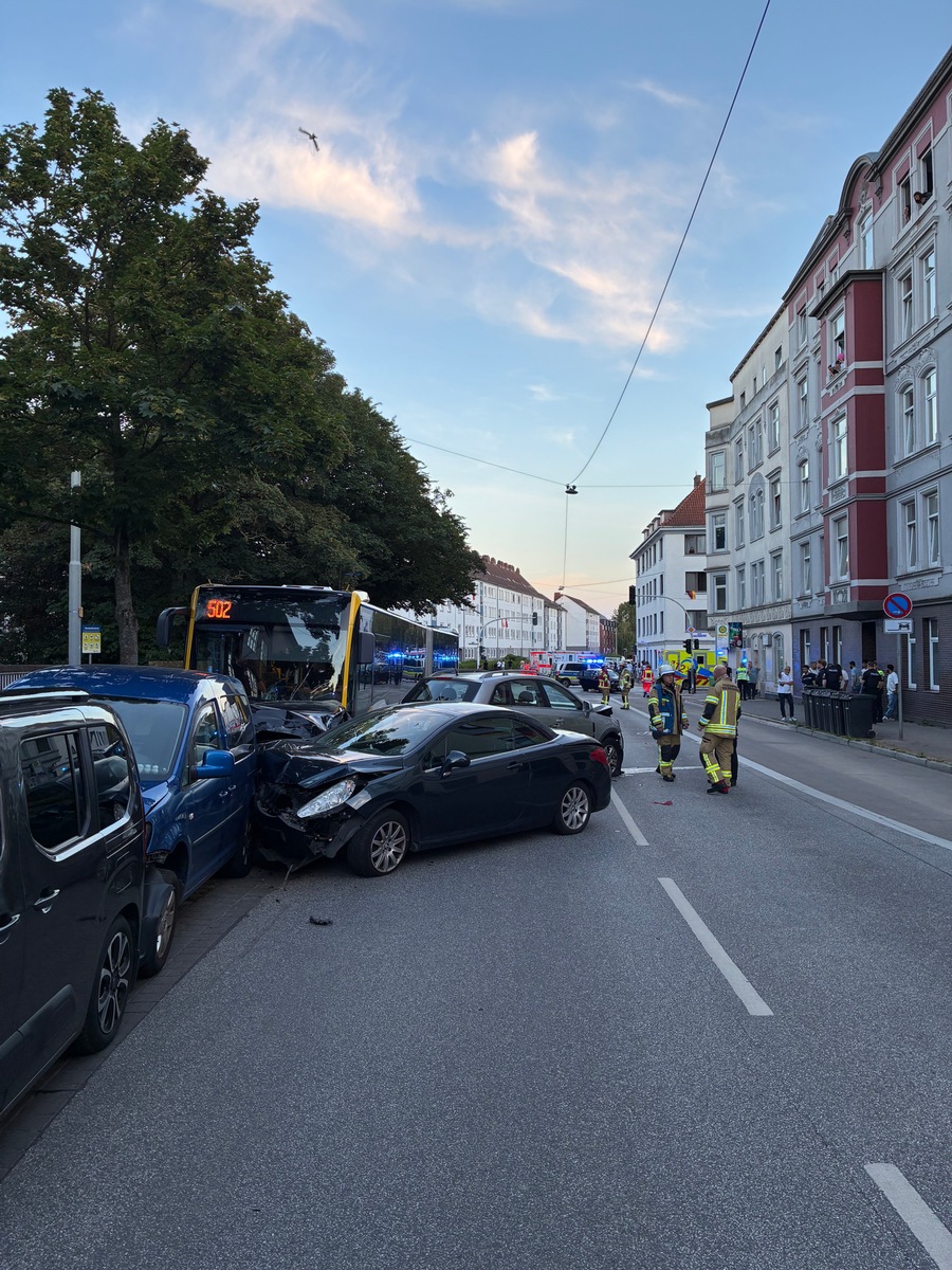 Bremerhaven-Bremen-Pkw-kracht-mit-Linienbus-zusammen-zwei-Verletzte