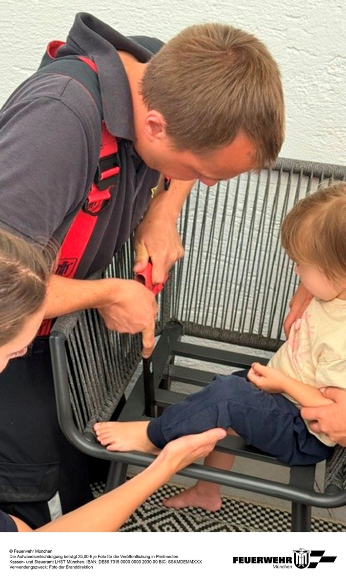 München, Bayern: Bein im Stuhl eingeklemmt – Feuerwehr befreit Zweijährige