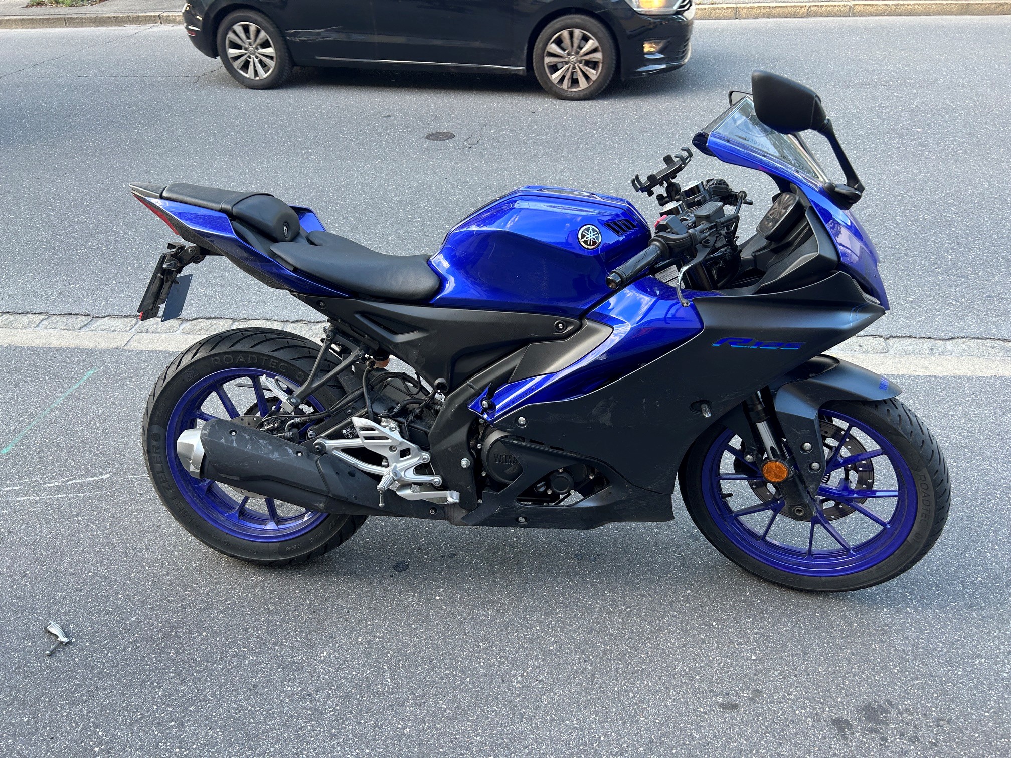 Chur-GR-17-j-hrige-Motorradfahrerin-bei-Kollision-mit-Auto-verletzt