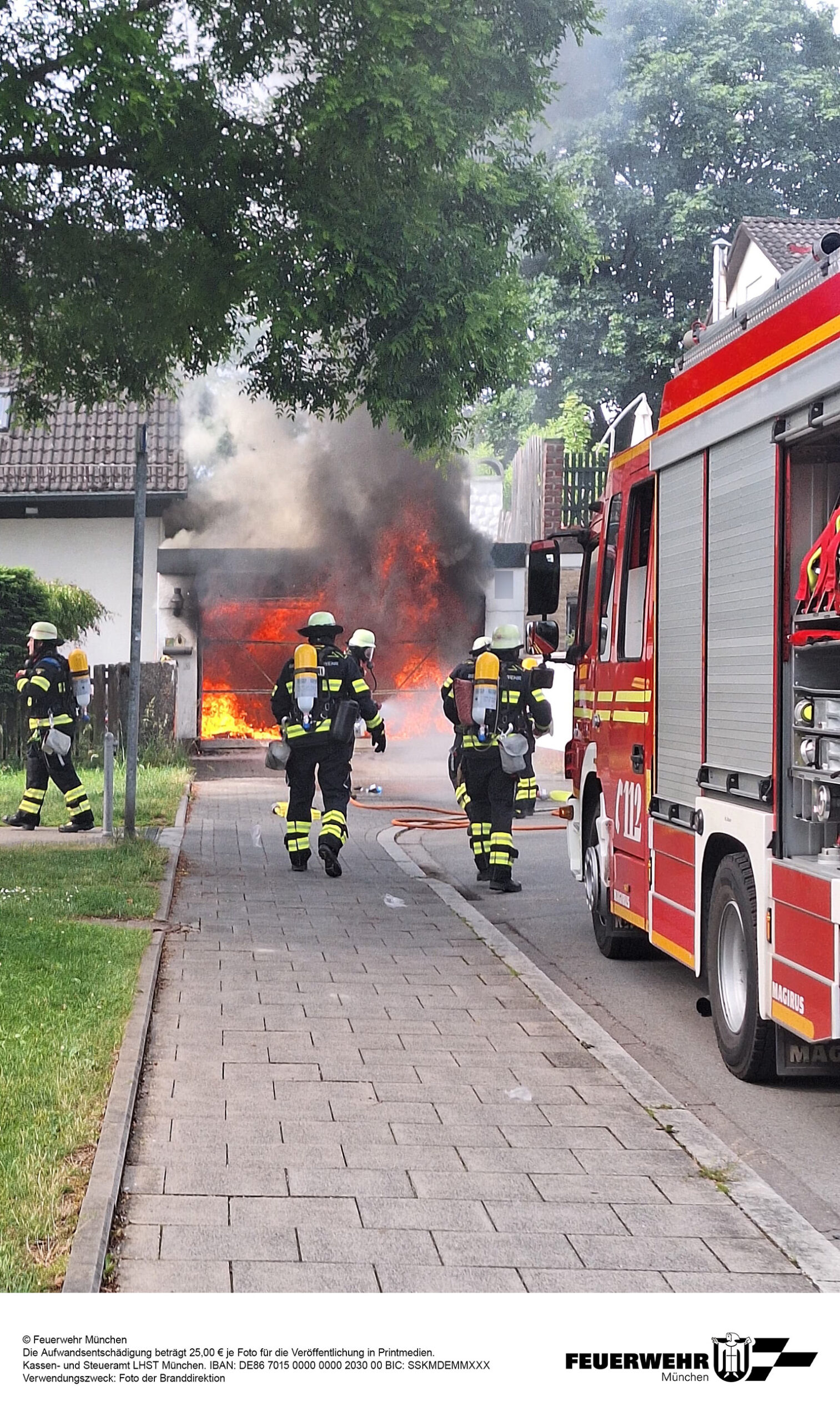 München, Bayern: Garage in Vollbrand – Feuerwehr schützt Wohnhaus vor Flammen