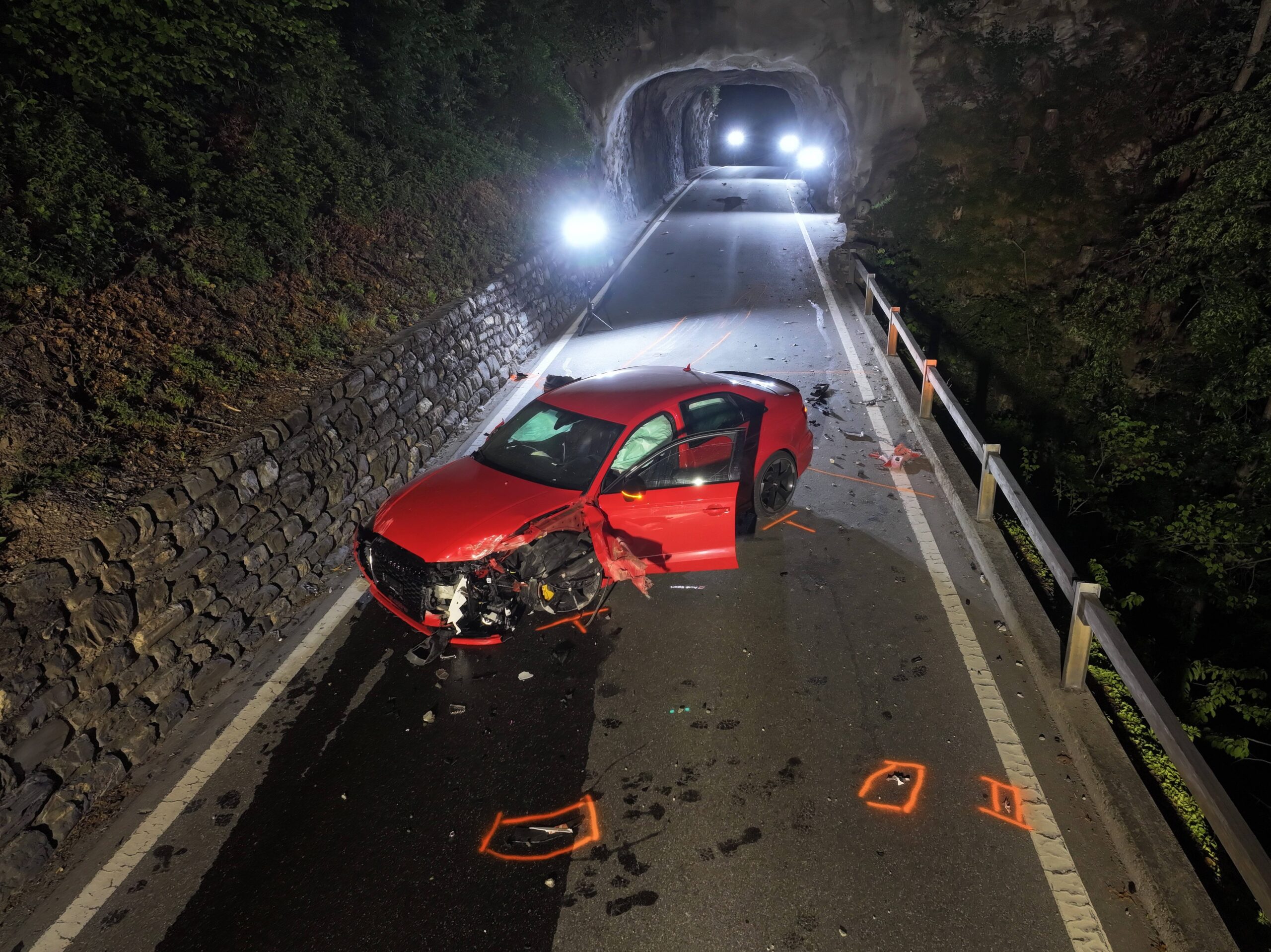 Chur GR: Auto prallt vor Tunneleinfahrt mehrfach gegen Wände