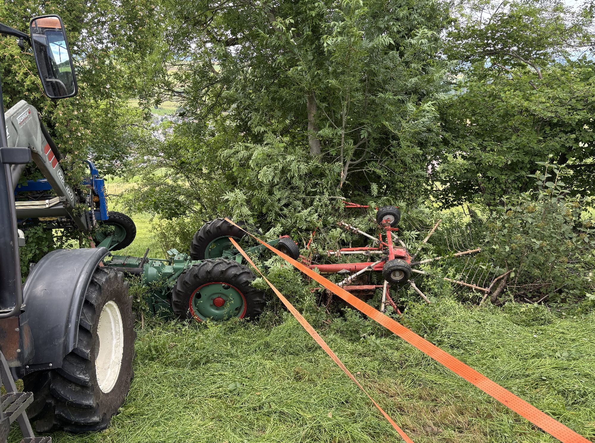 Oberdorf BL: 21-Jähriger unter Traktor eingeklemmt – Rettungshelikopter im Einsatz
