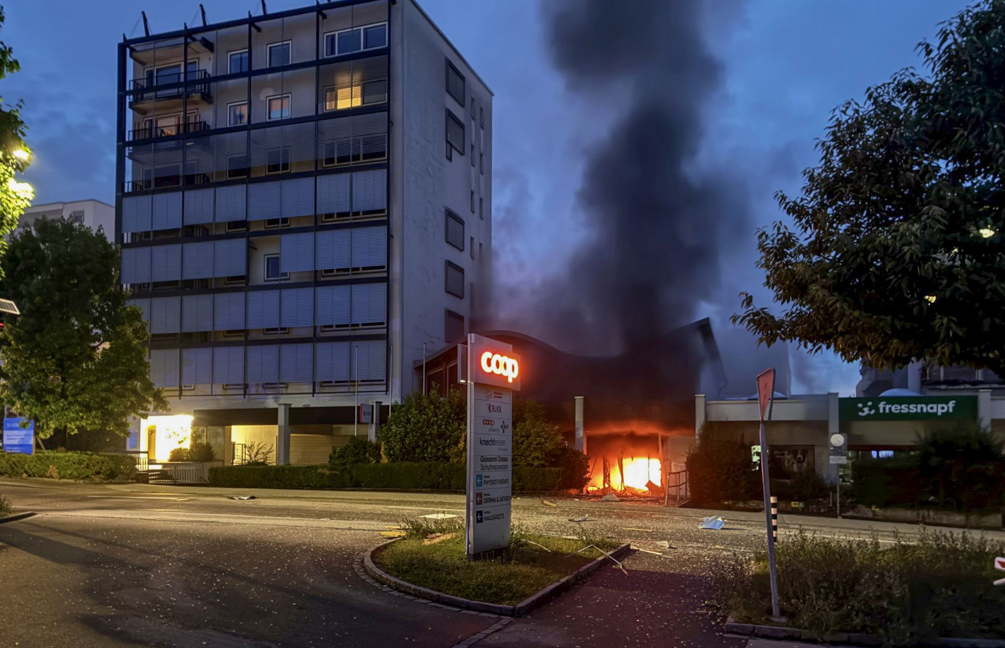 Oberwil BL: Bankomat gesprengt – Täter flüchten na