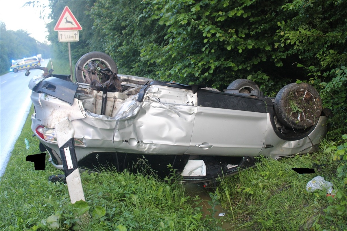 Petershagen, NRW: Auto überschlägt sich mehrfach n