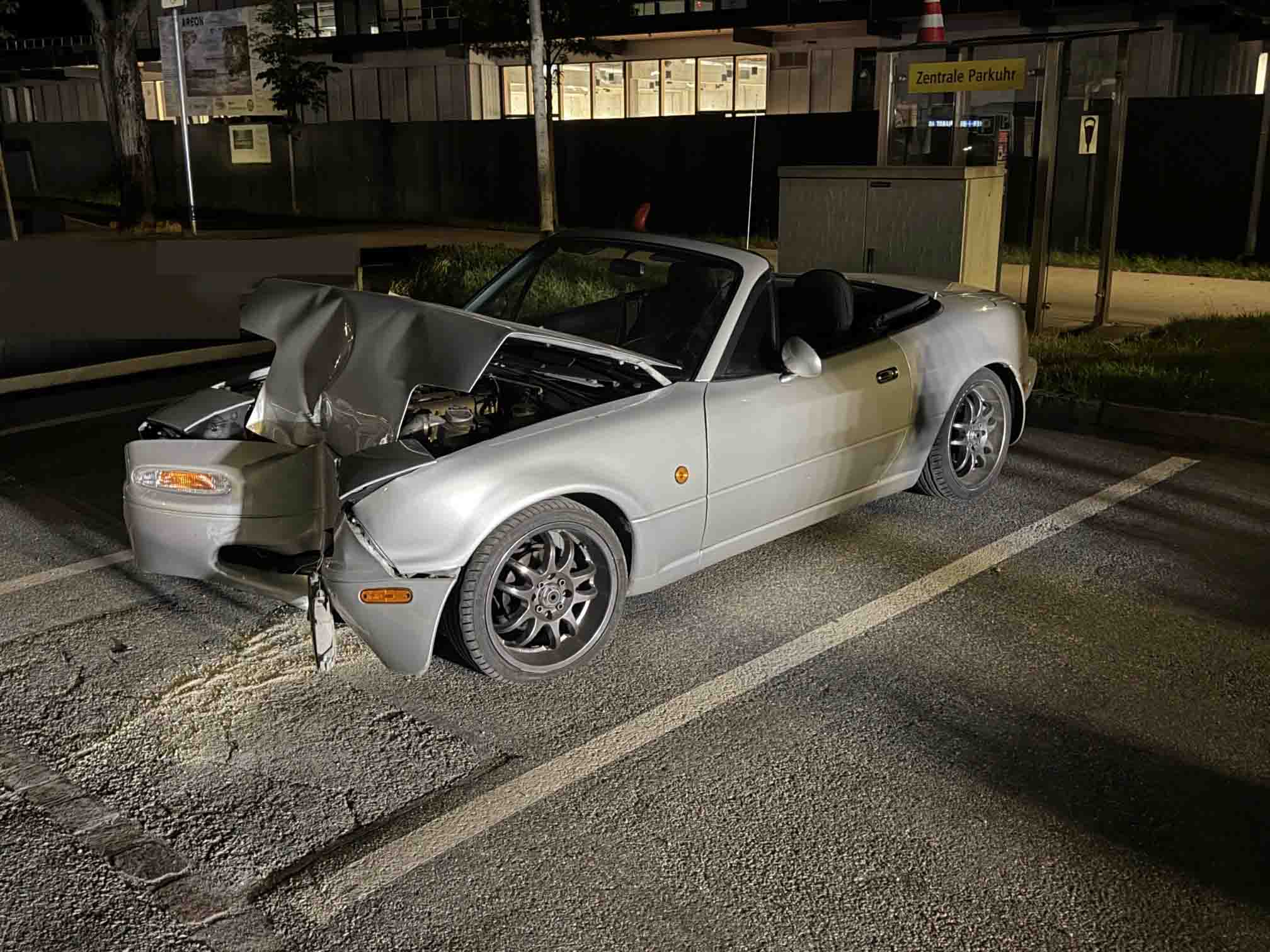 Chur GR: 20-Jähriger rast über Parkplatz und demoliert Auto 
