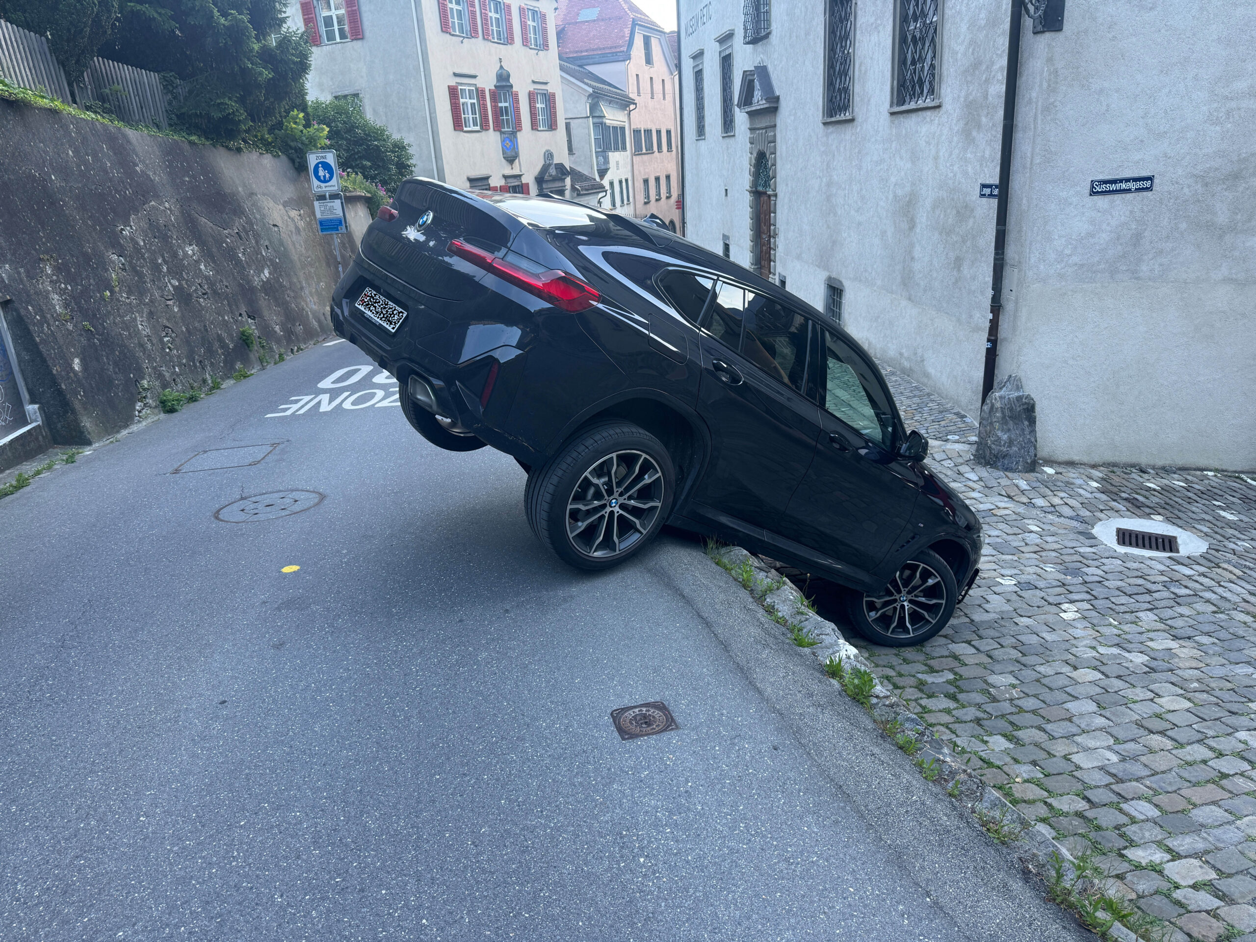Chur-GR-Auto-st-rzt-ber-St-tzmauer-und-landet-auf-tieferliegendem-Weg