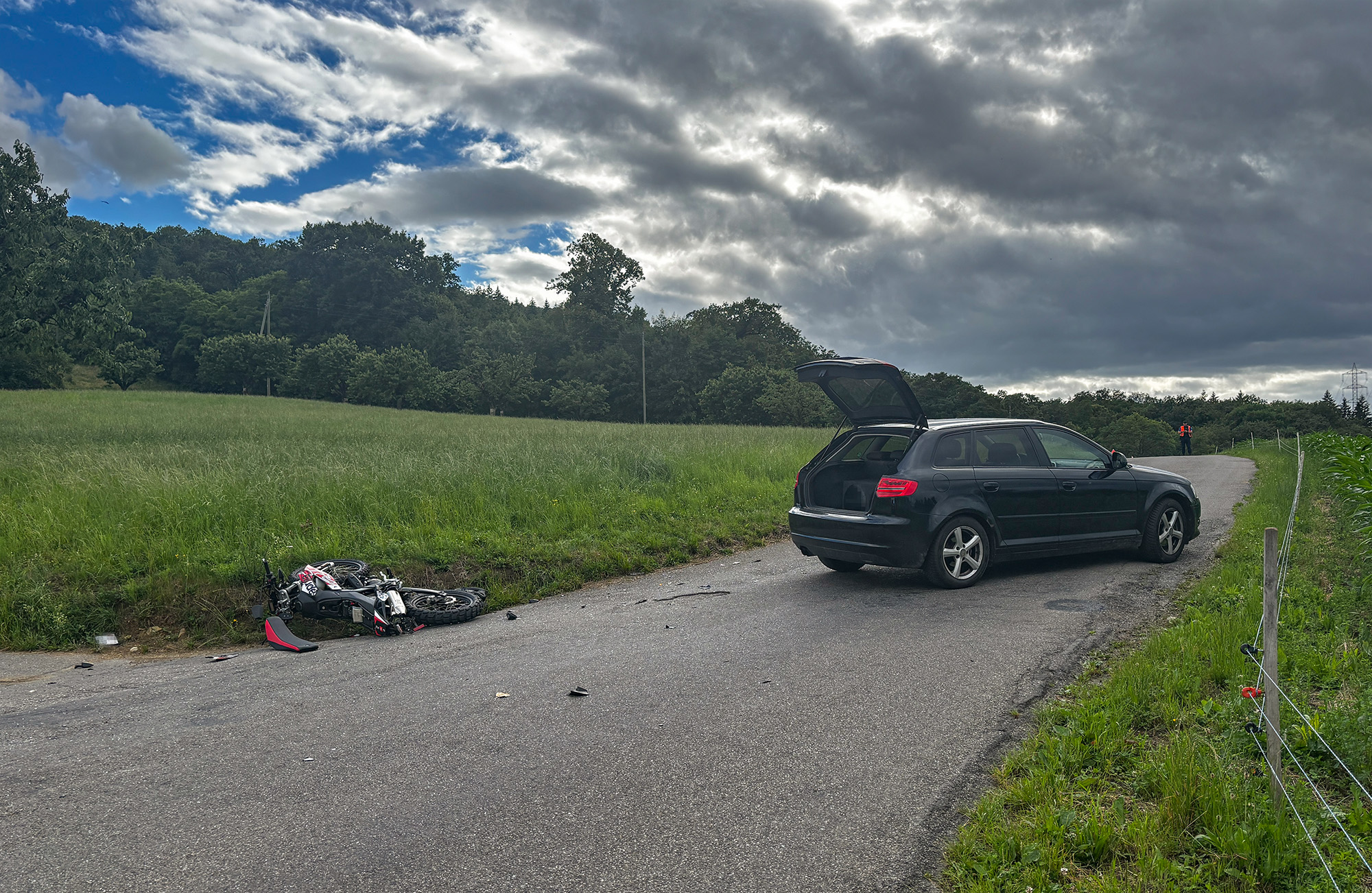 Pratteln-BL-Motorrad-und-Auto-kollidieren-frontal-zwei-junge-M-nner-verletzt