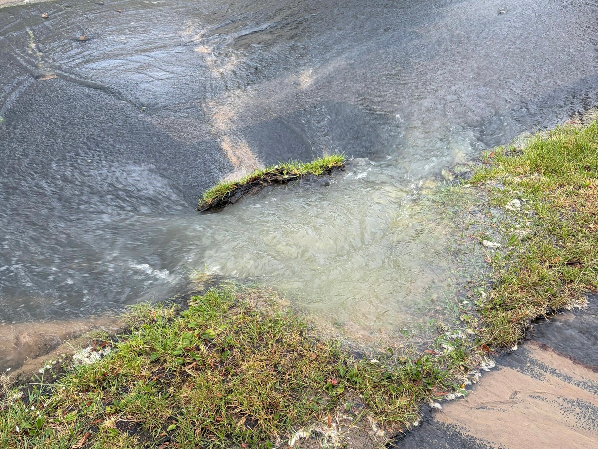 Hünxe, Nordrhein-Westfalen: Rohrbruch setzt Straße unter Wasser