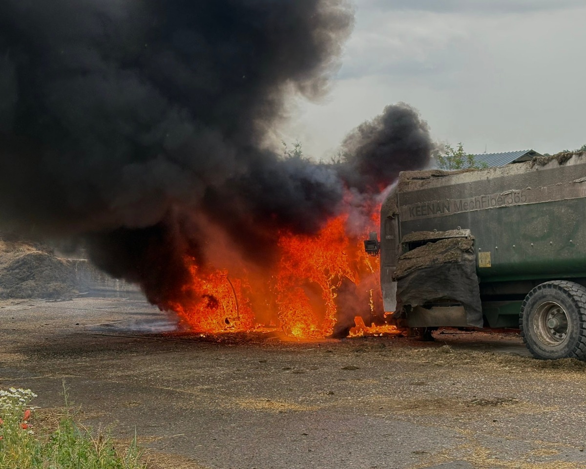 Remscheid, Nordrhein-Westfalen: Traktor geht auf Feld in Flammen auf