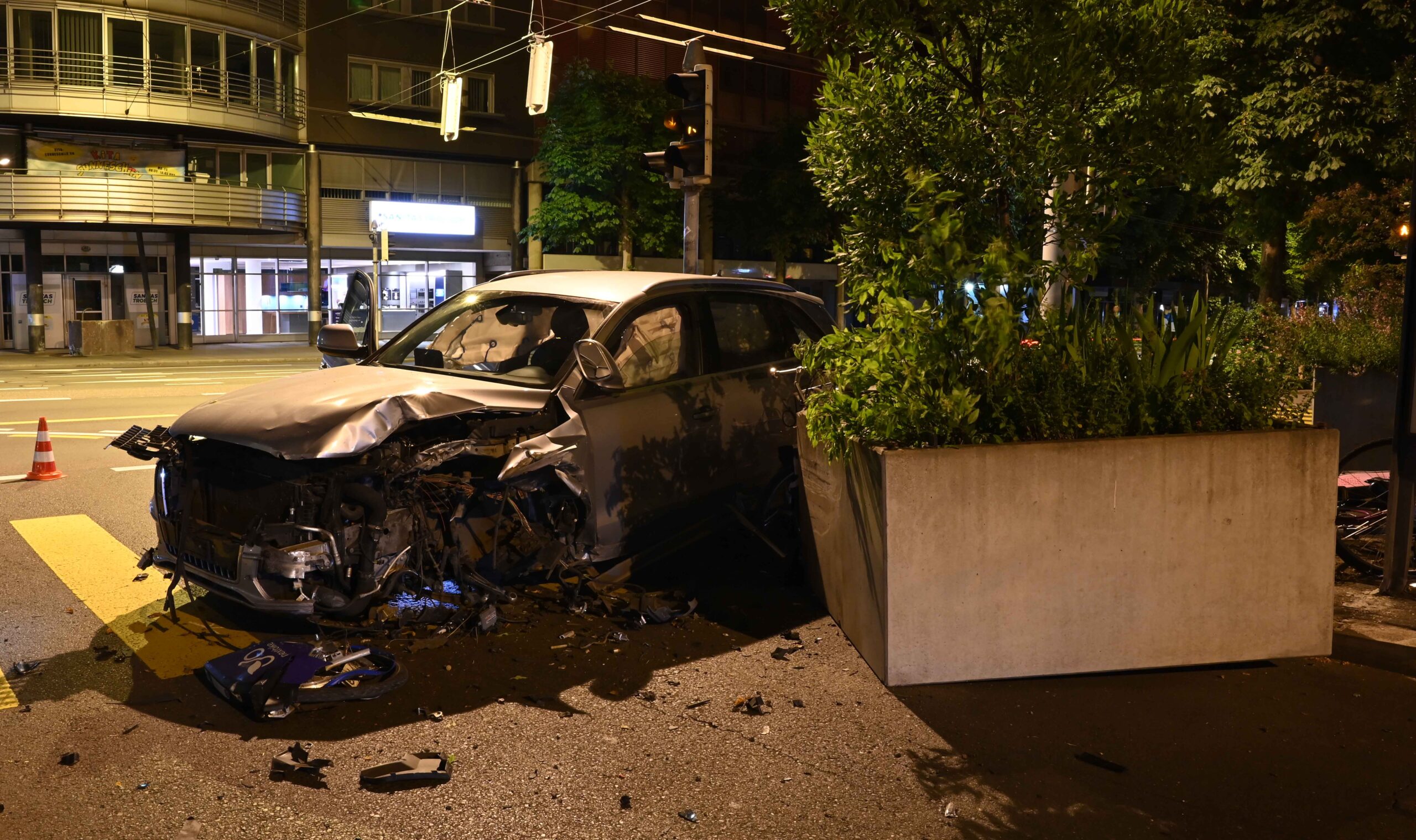 Luzern LU: 22-Jähriger kracht in Betonkübel und beschädigt mehrere Velos