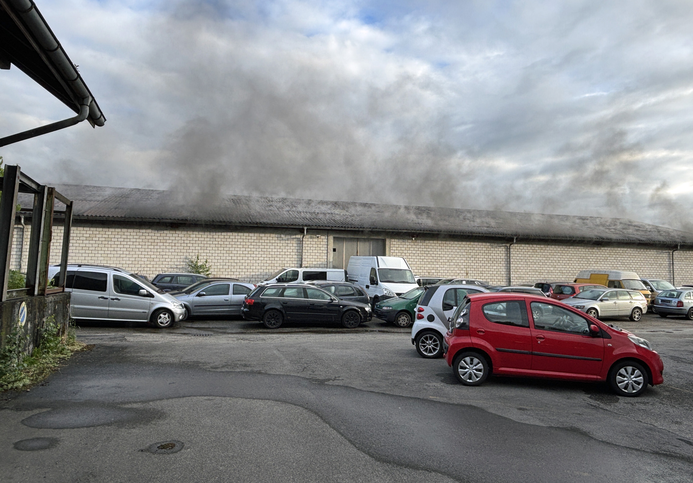 Sch-tz-LU-Brandstiftung-vermutet-Feuer-bricht-am-fr-hen-Morgen-in-Lagerhalle-aus