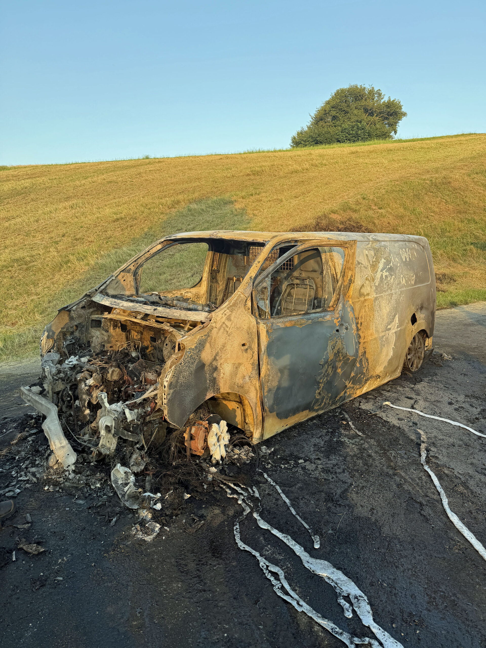 Hasle-LU-Lieferwagen-geht-w-hrend-Fahrt-in-Flammen-auf-und-brennt-aus