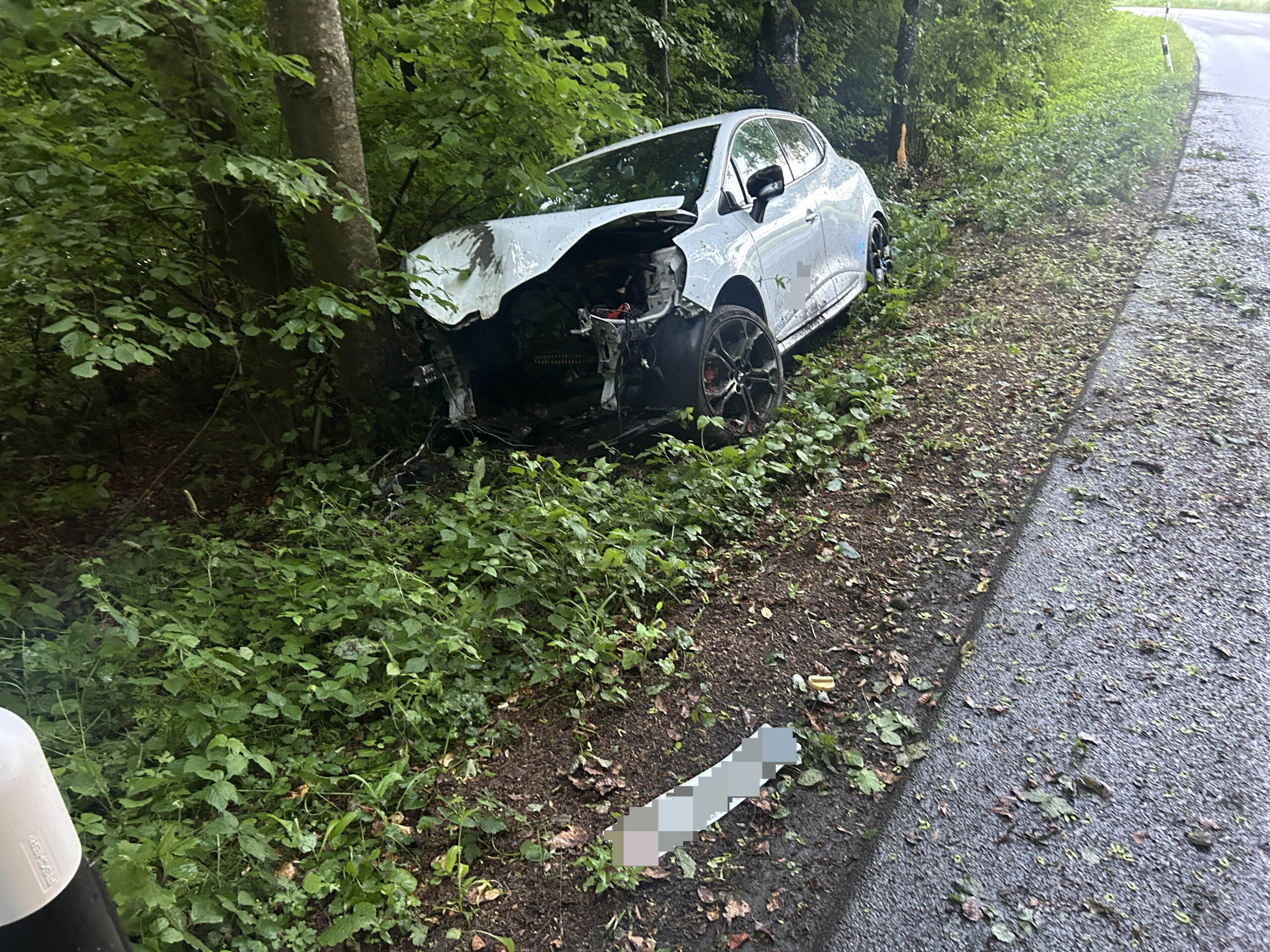 Zetzwil AG: Selbstunfall auf nasser Strasse endet mit Totalschaden und Spitalfahrt