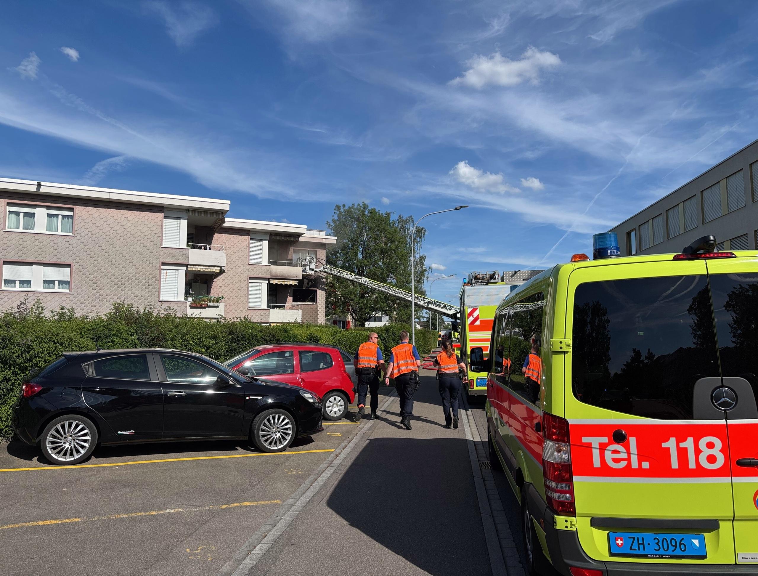 Regensdorf ZH: Brand in Mehrfamilienhaus – 67-Jährige und Säugling vorsorglich im Spital