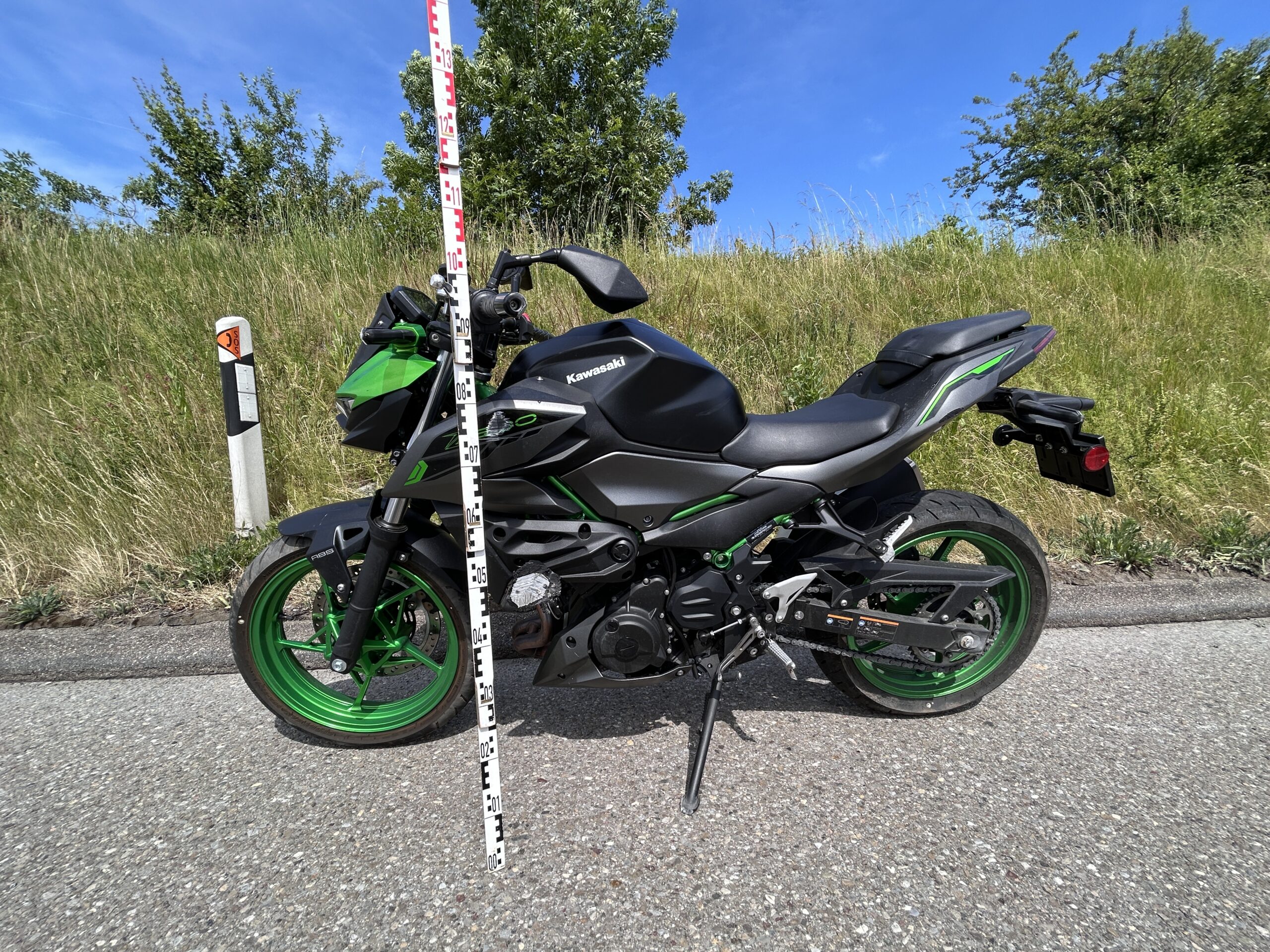 Wängi TG: Motorradfahrerin nach Spurwechsel auf A1 mit Auto kollidiert
