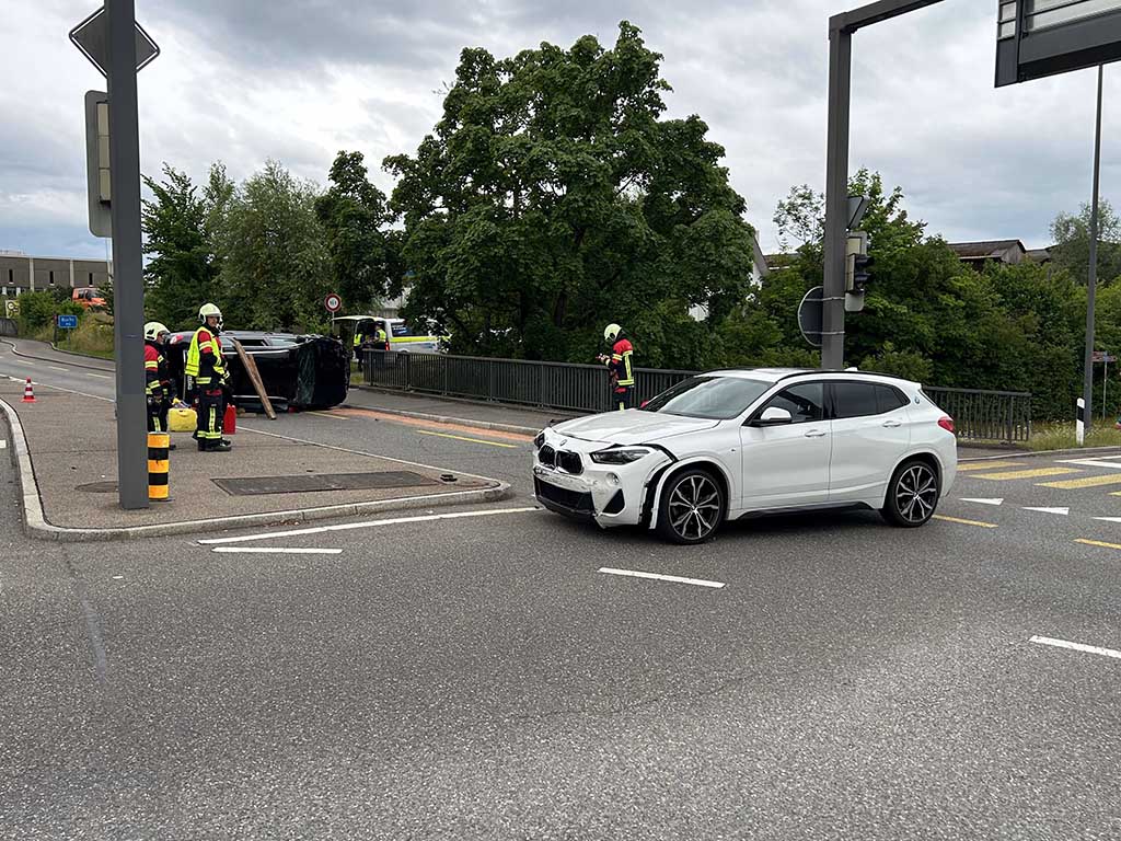 Aarau-AG-Auto-berschl-gt-sich-nach-Rotlichtmissachtung-Lenker-eingeklemmt