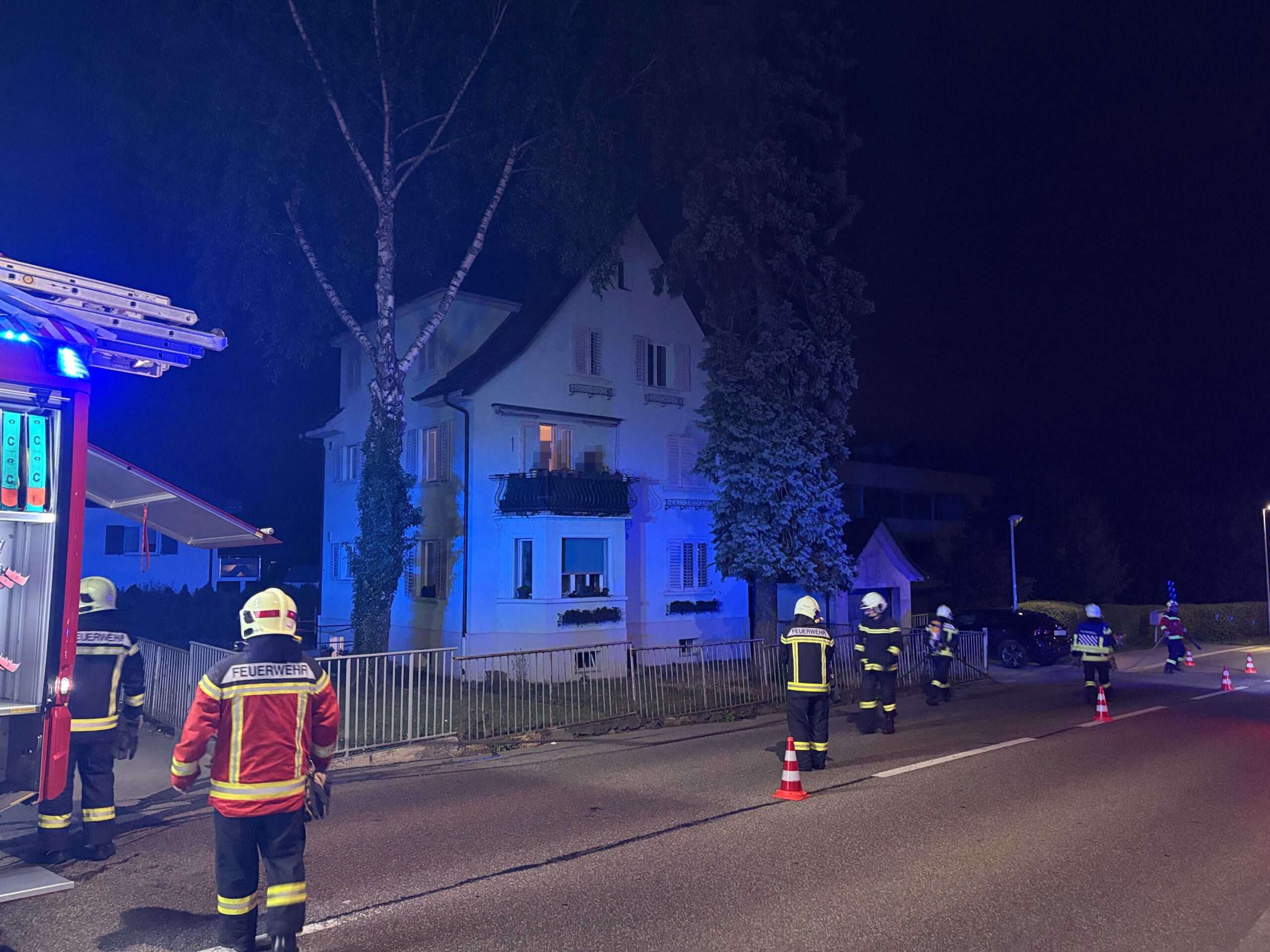 Würenlos AG: Matratze gerät in Brand – Grossaufgebot rückt z