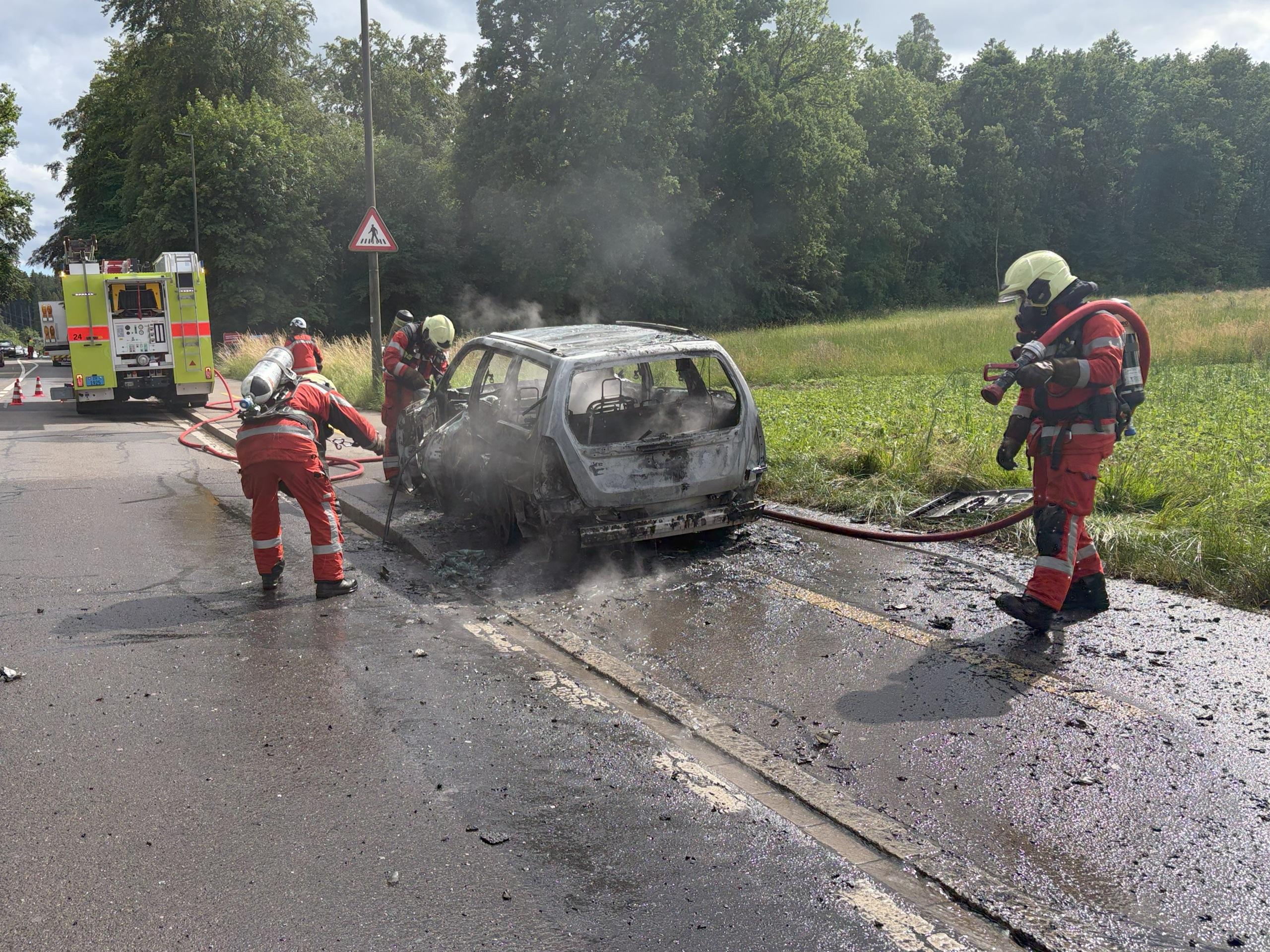 Winterthur ZH: Fahrzeug brennt komplett aus – Lenker erleide