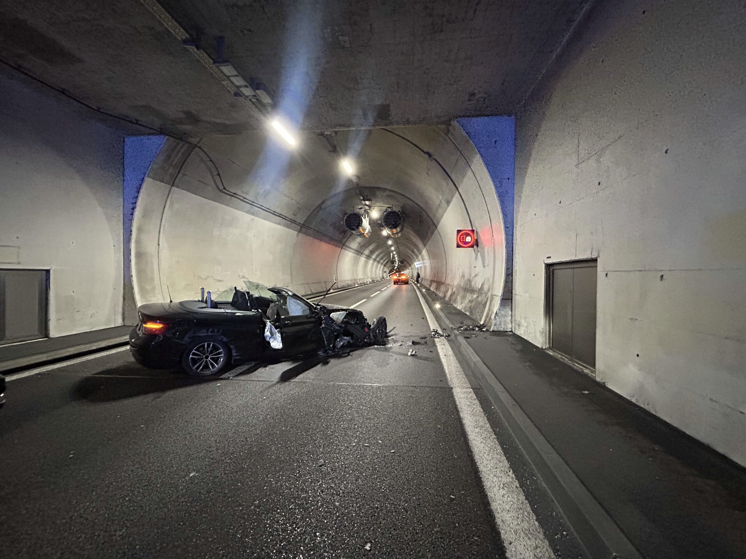 Effingen-AG-BMW-prallt-im-B-zbergtunnel-gegen-Wand-Lenker-schwer-verletzt