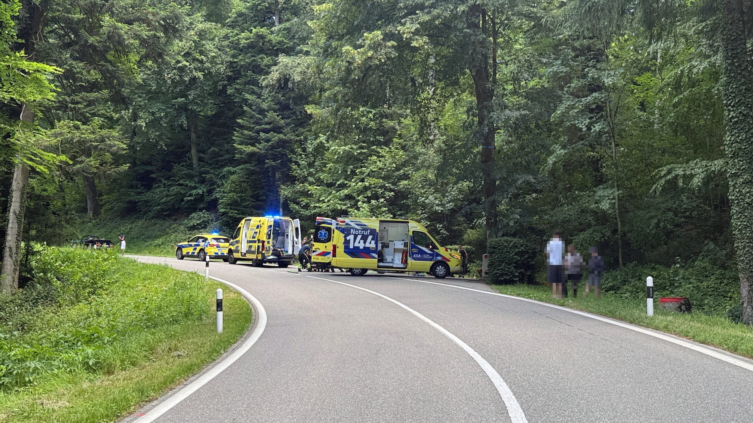 Bowald-AG-T-ff-schleudert-in-Frau-19-am-Strassenrand-zwei-Verletzte-ausgeflogen