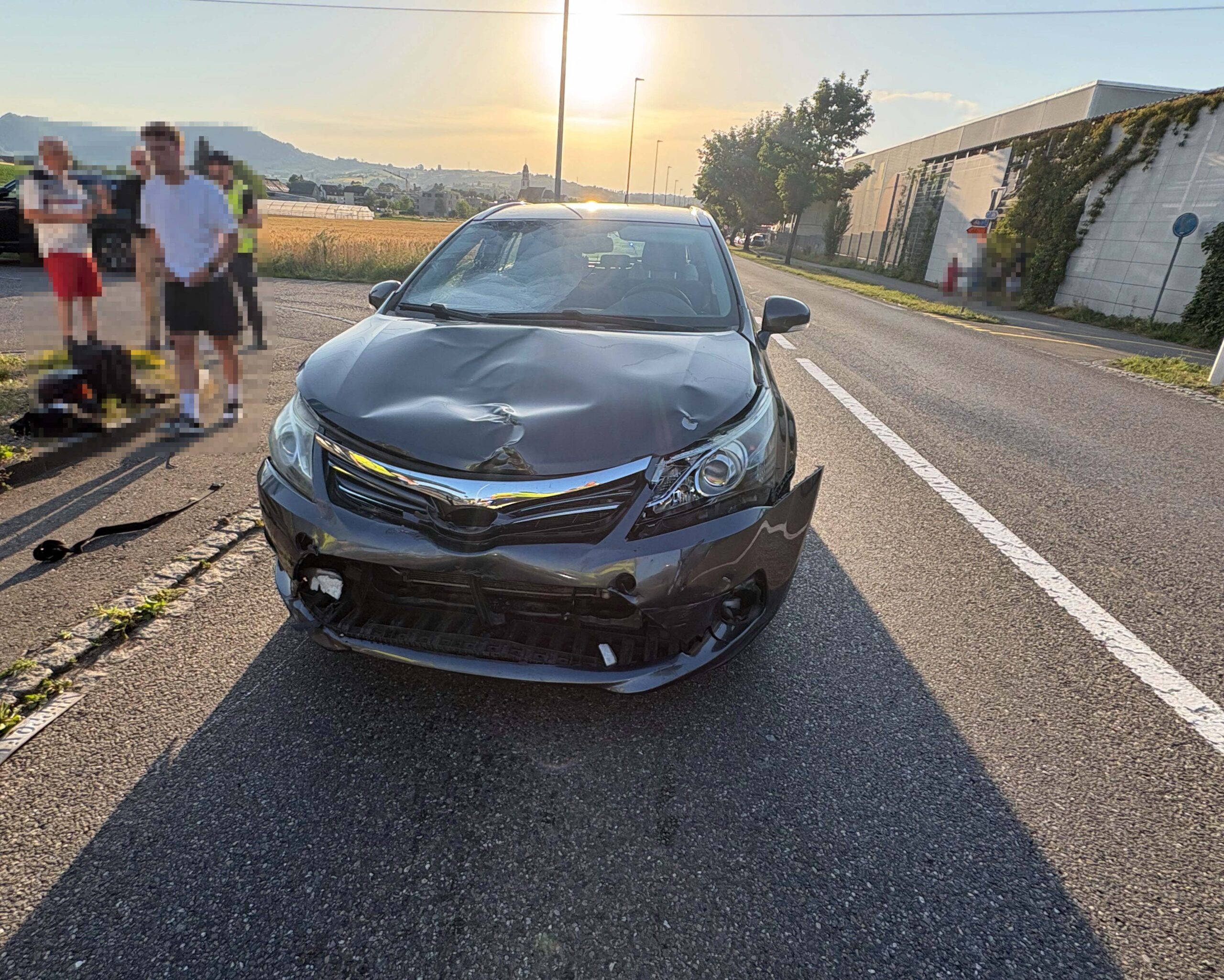 Frick-AG-Motorrad-prallt-beim-Abbiegen-in-Auto-Lenker-verletzt