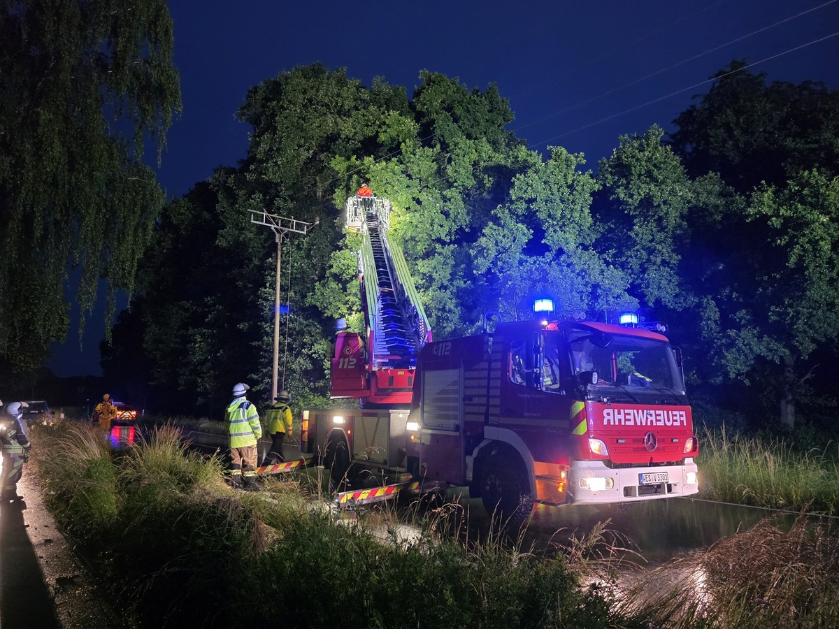 H-nxe-Nordrhein-Westfalen-Funken-an-Stromleitung-l-sen-Feuerwehreinsatz-aus