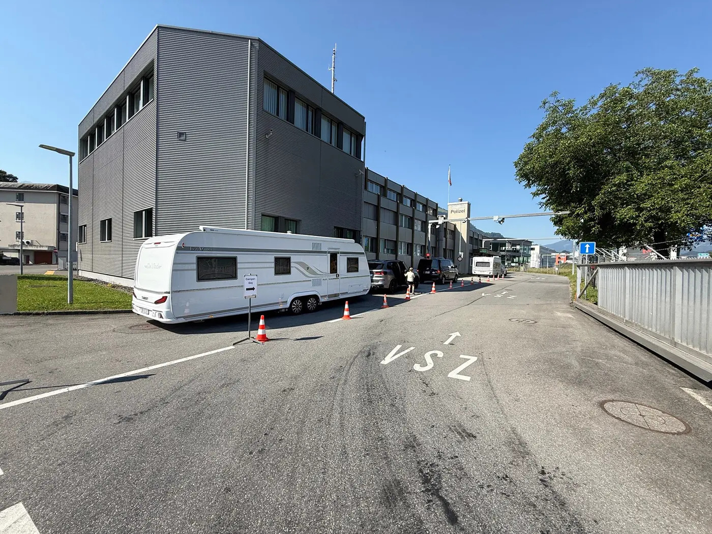 Kanton-Nidwalden-70-Camper-beim-Polizei-Check-berladungen-im-Fokus