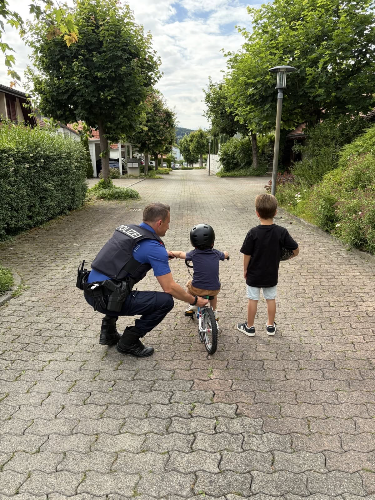 Kapo Schwyz: Zum Vatertag – Polizei dankte allen Vätern für 