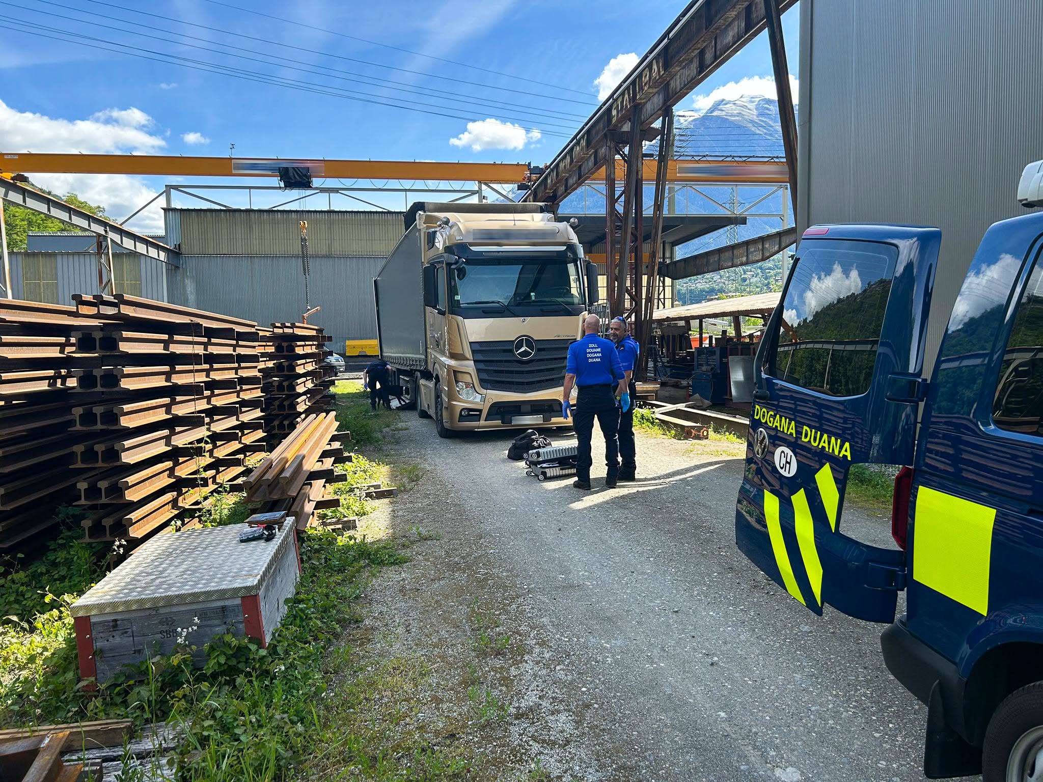Gamsen-VS-900-Kilo-Paletten-sorgen-f-r-aussergew-hnlichen-Einsatz