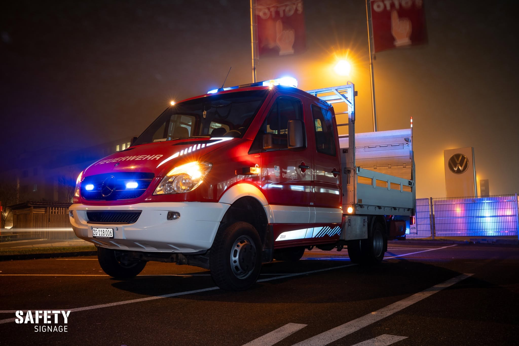 Unter-geri-ZG-Feuerwehrfahrzeug-erh-lt-neue-Sicherheitsbeschriftung