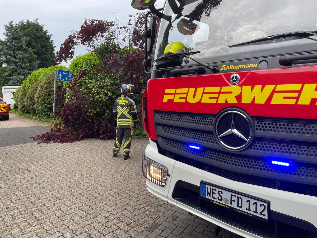 Hünxe, Nordrhein-Westfalen: Umgestürzter Baum blockiert Straße