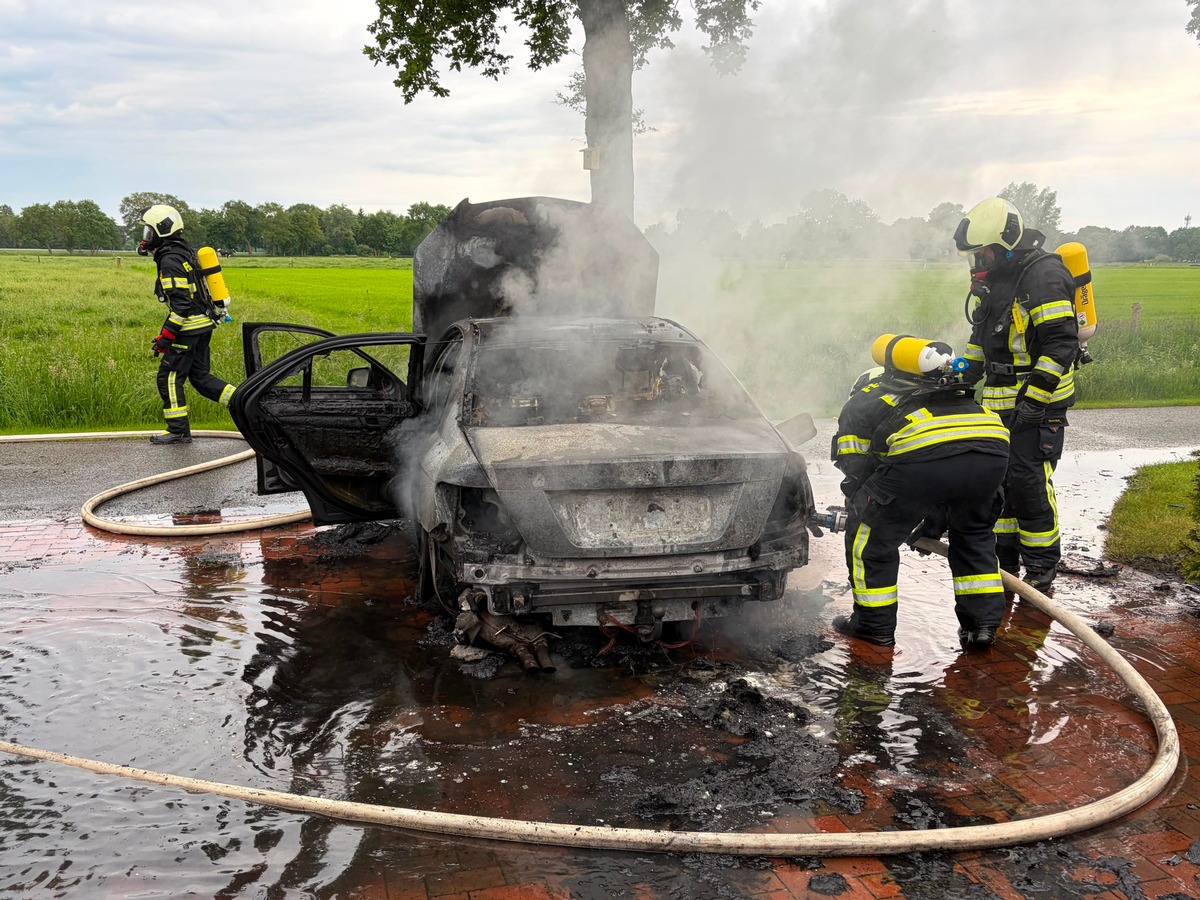 Aurich, Niedersachsen: Auto brennt auf Hauseinfahrt vollstän