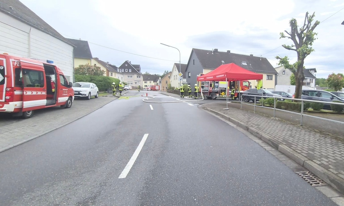 Langenhahn, Rheinland-Pfalz: Gasleck sorgt für Großalarm und Vollsperrung der B255
