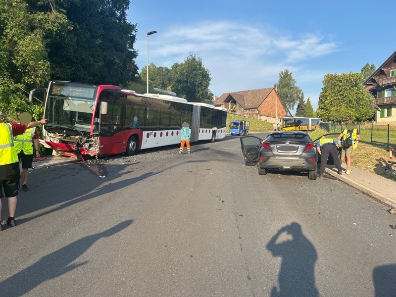 Romont-FR-Frontalkollision-mit-Linienbus-19-j-hrige-Autofahrerin-im-Spital
