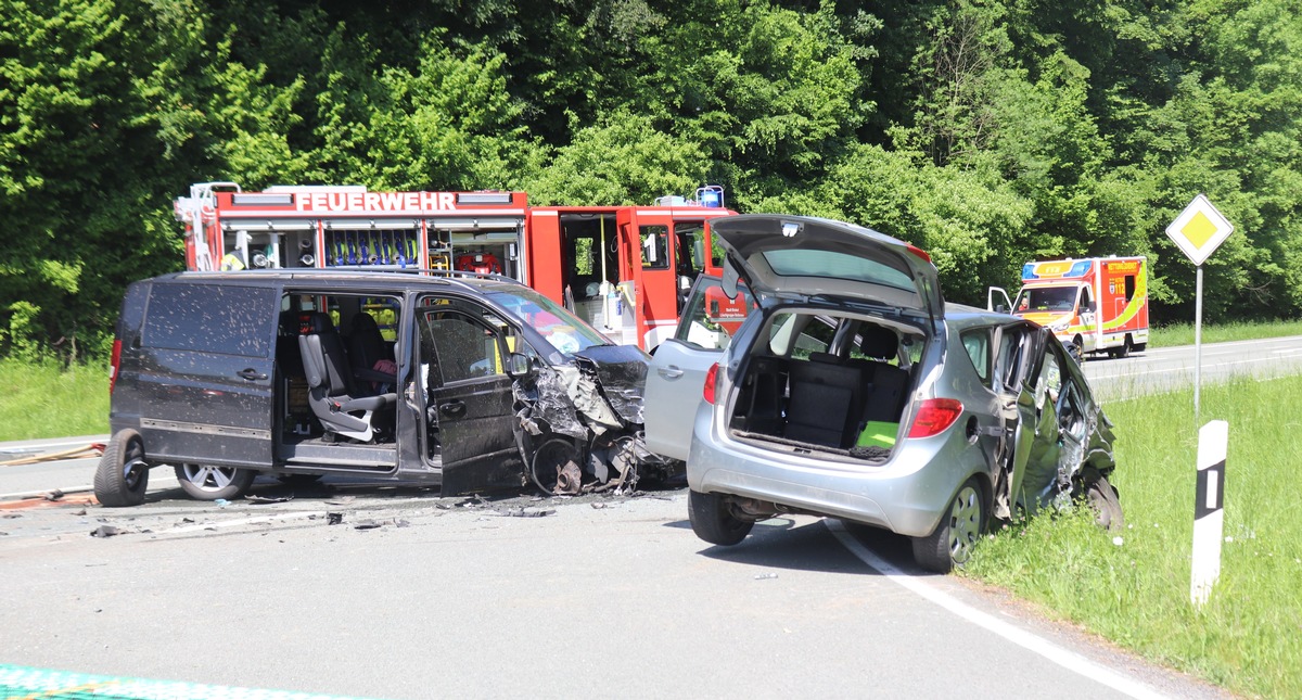 Brakel, Nordrhein-Westfalen: Schwerer Kreuzungscrash fordert Verletzte