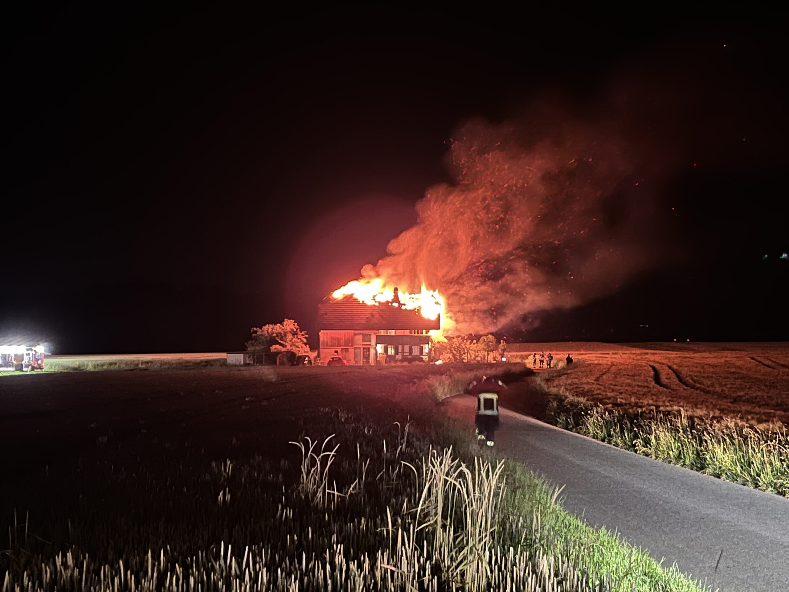 Uettligen BE: Mehrfamilienhaus nach nächtlichem Grossbrand u