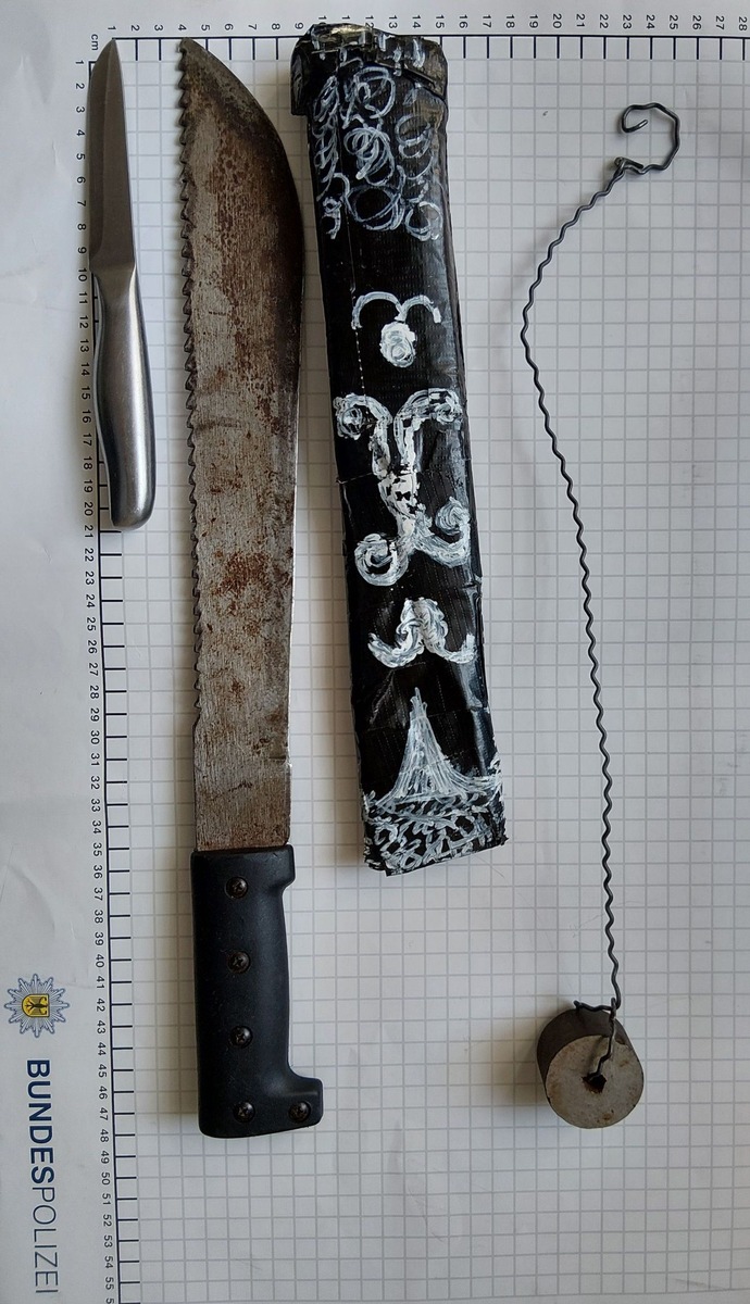 Aachen-Nordrhein-Westfalen-Machete-Messer-Totschl-ger-brisanter-Fund-im-Zug