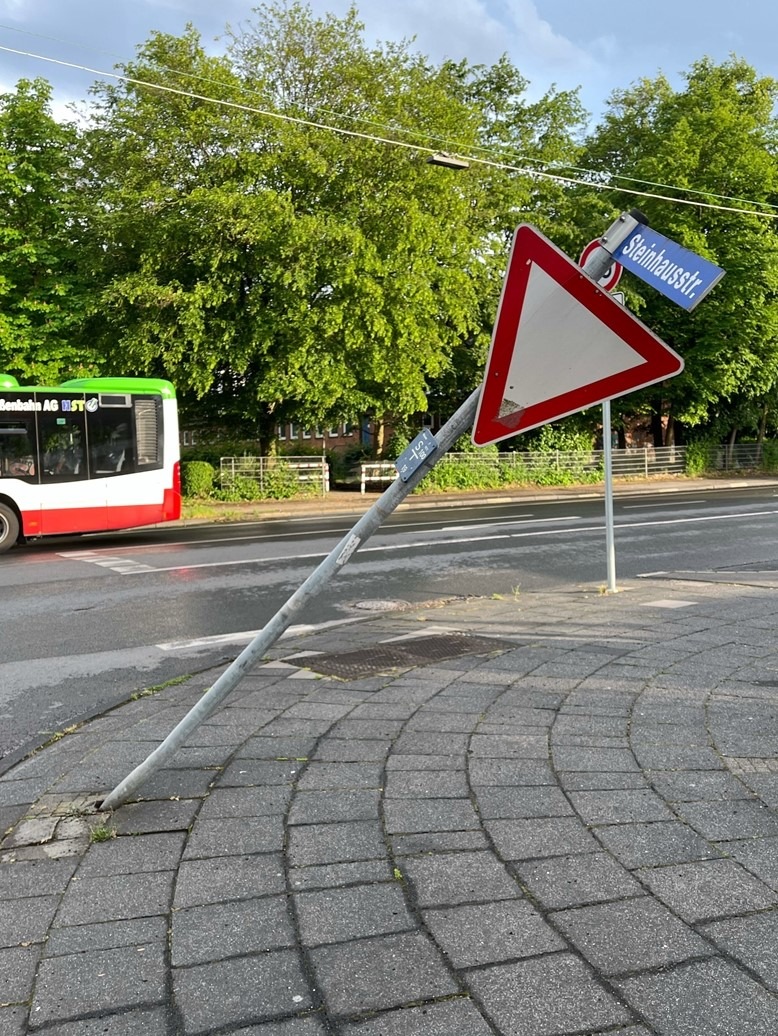 Hagen, NRW: Alkolenker (70) verunfallt und flüchtet – Zeuge greift ein