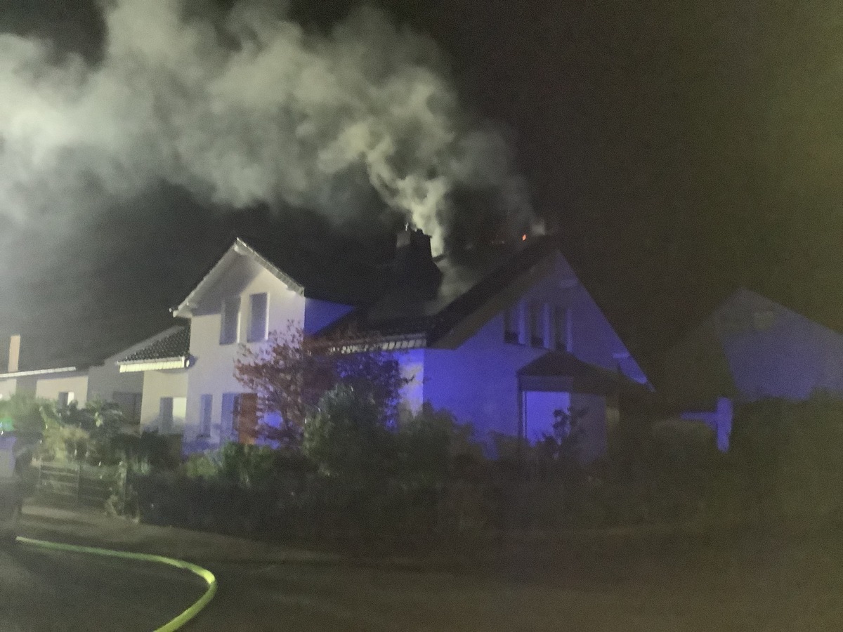 Paderborn-NRW-Dachstuhlbrand-unter-Photovoltaikanlage-fordert-Gro-aufgebot