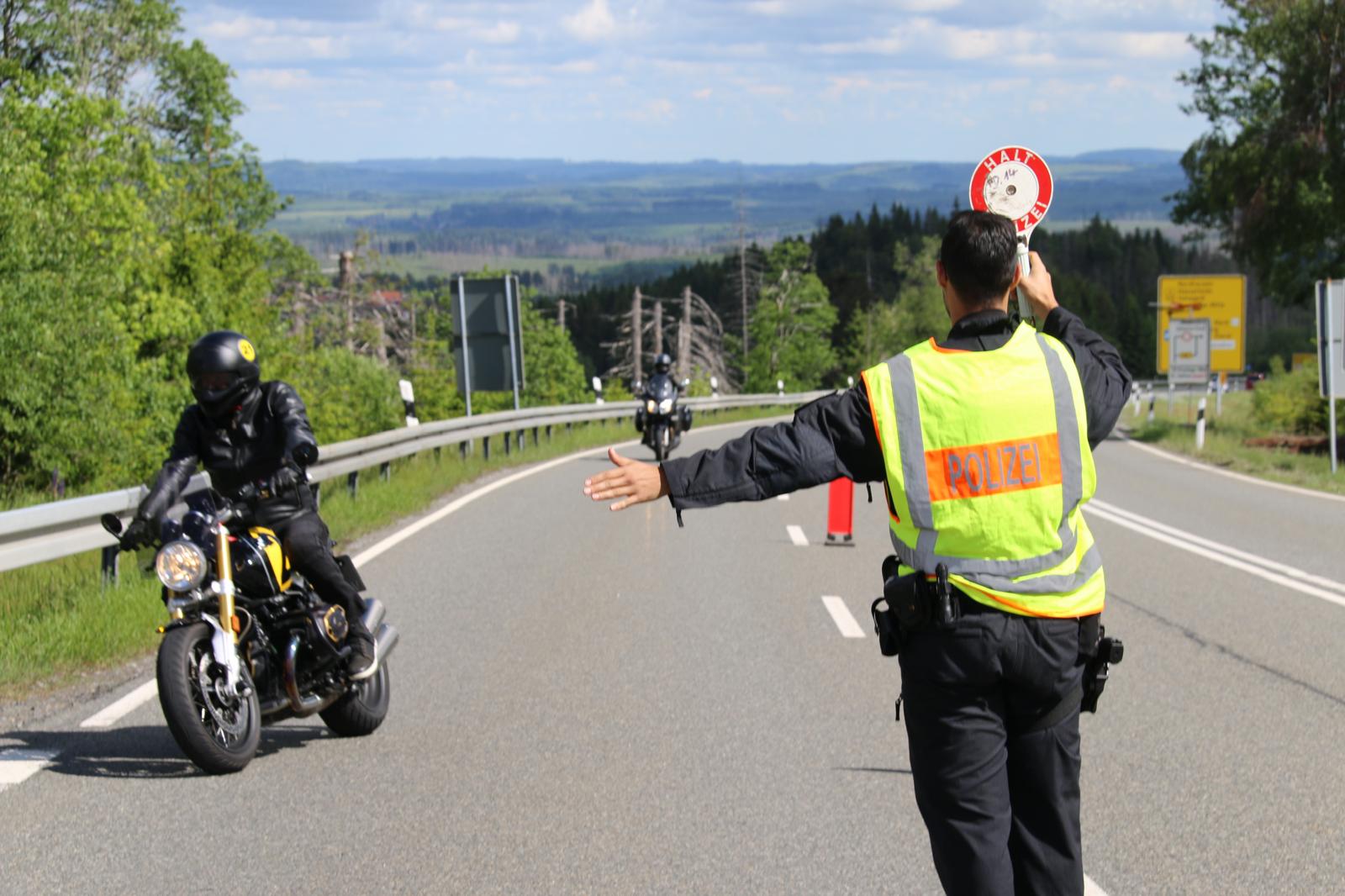 Goslar, Niedersachsen: Biker mit 98 km/h statt 50 erwischt –