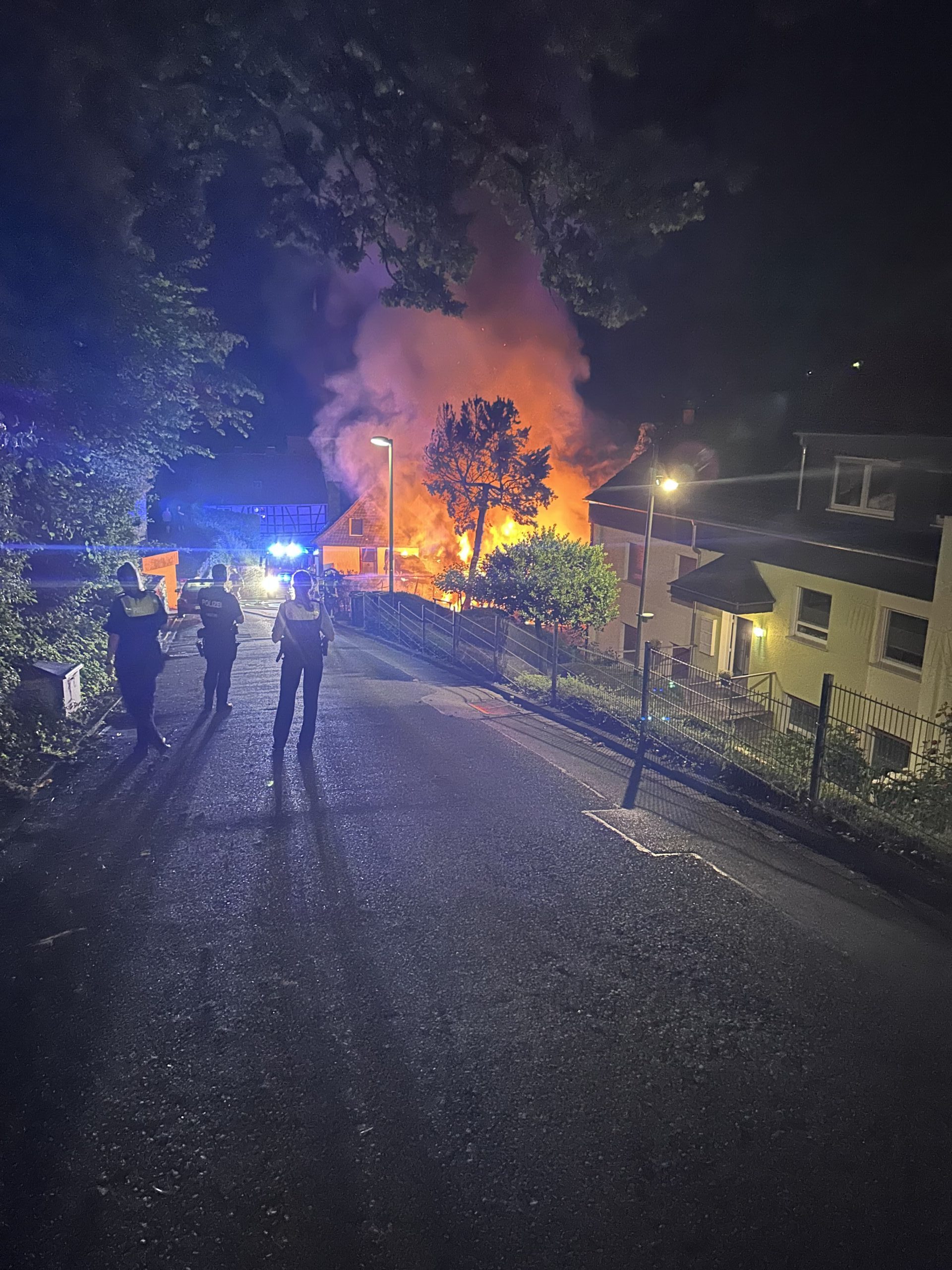 Wetter-Ruhr-NRW-Flammeninferno-zerst-rt-Carport-und-Autos