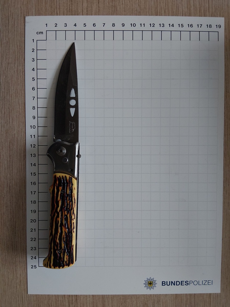 Aachen-Nordrhein-Westfalen-Bundespolizei-beschlagnahmt-zwei-verbotene-Springmesser
