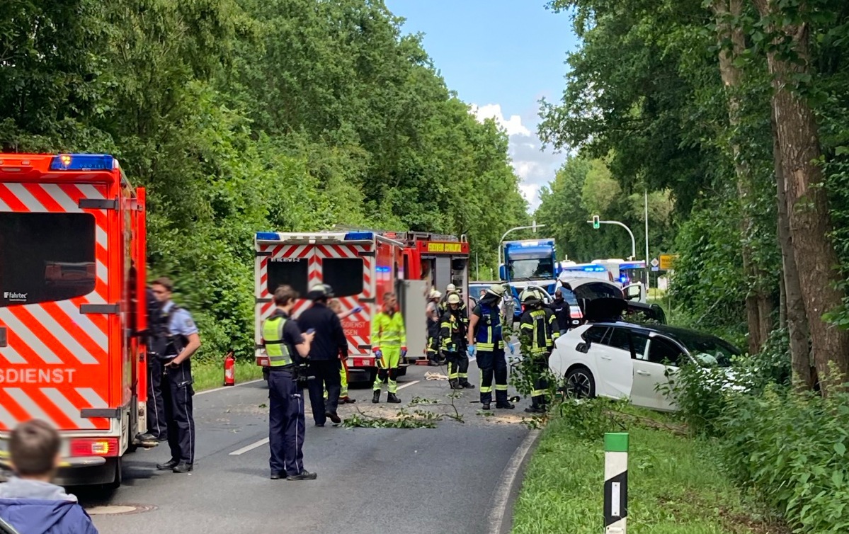 Schwalmtal, Nordrhein-Westfalen: Pkw prallt gegen Baum – Straße stundenlang gesperrt