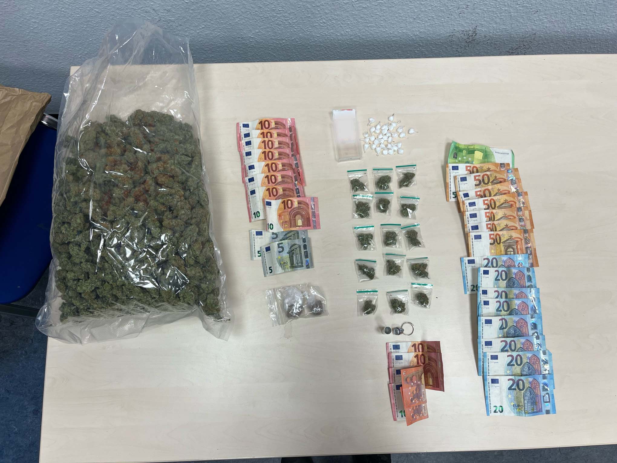 K-ln-NRW-Dealer-fl-chtet-vor-Streife-und-verliert-Dose-voller-Kokain-K-gelchen