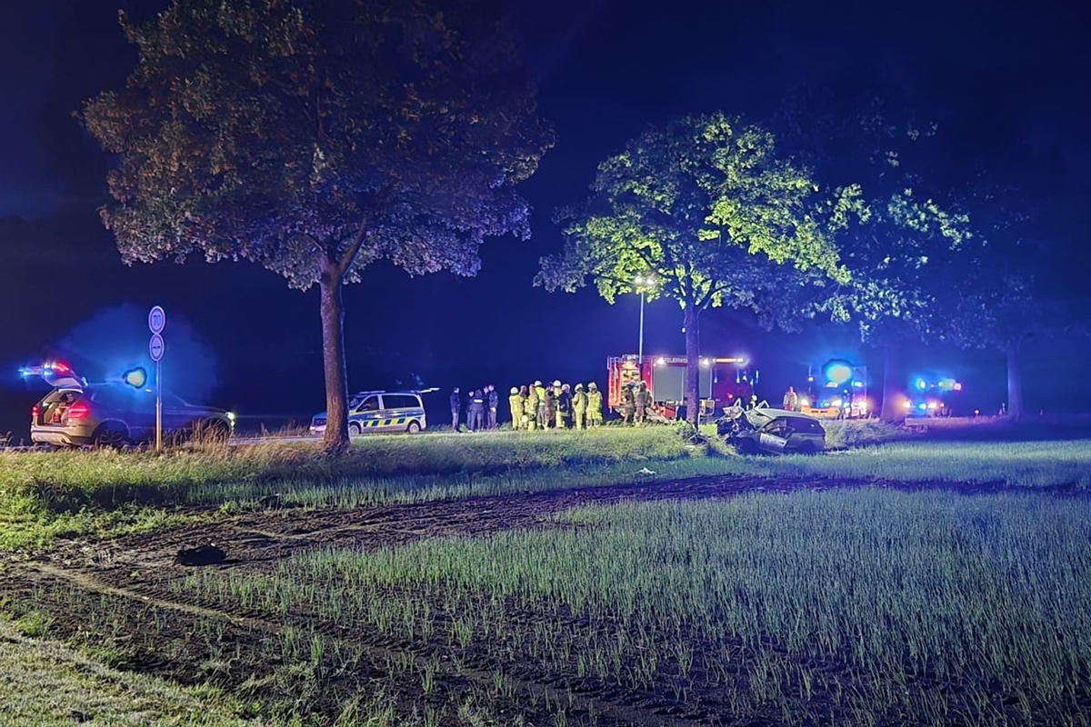 Goch, Nordrhein-Westfalen: BMW prallt gegen Baum – Feuerwehr