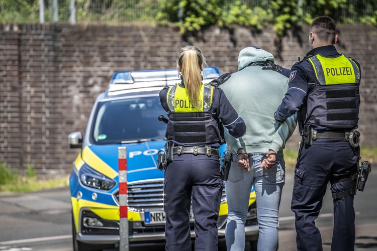 Langenfeld, Nordrhein-Westfalen: Automatenknacker auf frisch